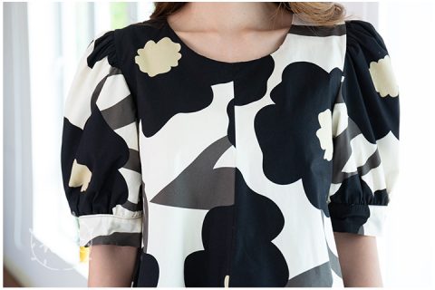 Alternative view of NT1641 Balloon Sleeve Flower Print Top – Black