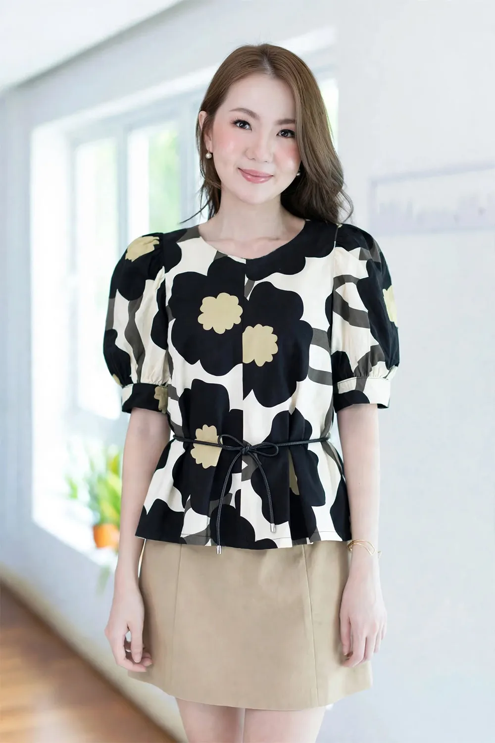 Alternative view of NT1641 Balloon Sleeve Flower Print Top – Black