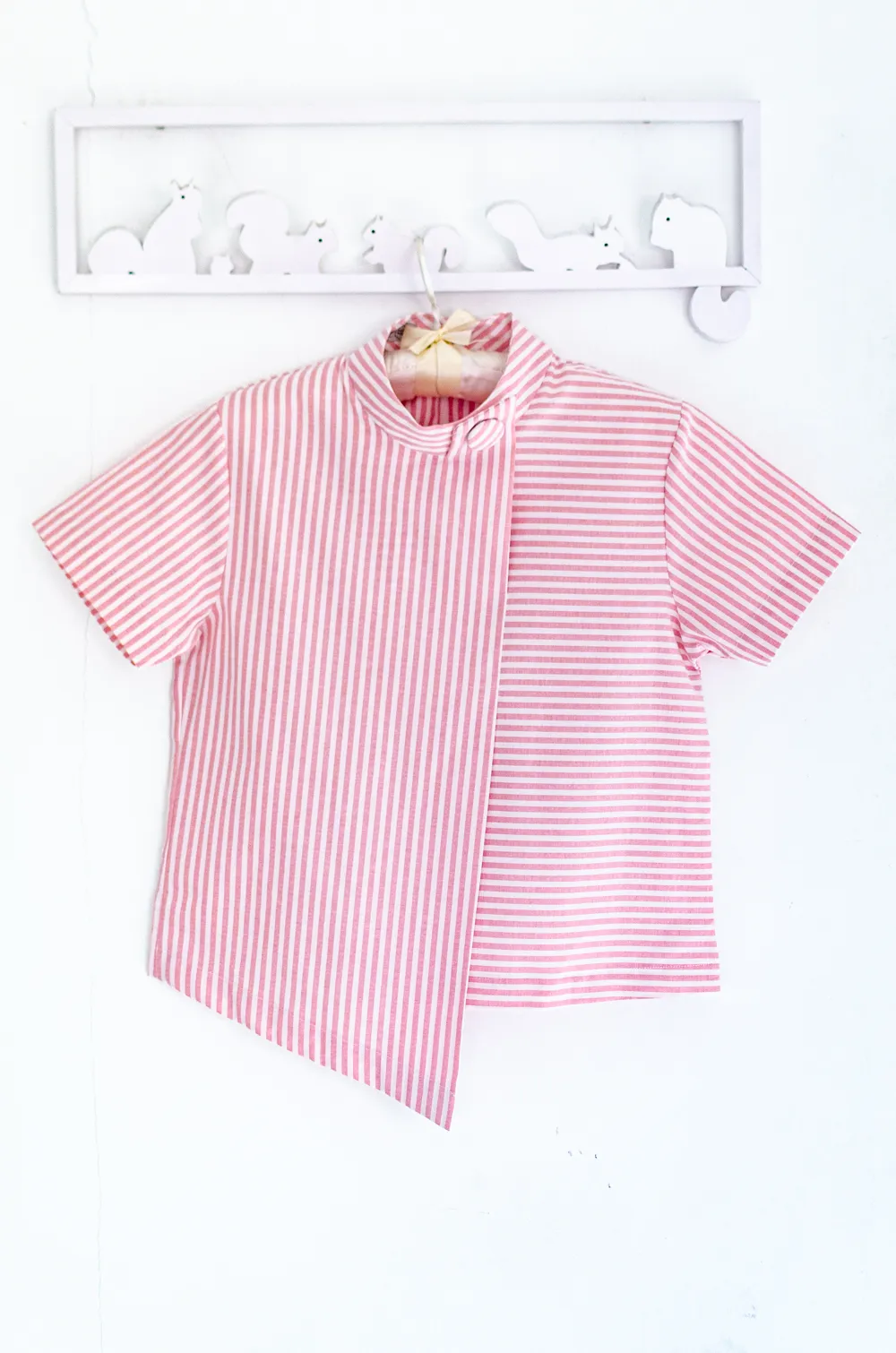 Alternative view of NT500 Asym Striped Crop Top – Pink