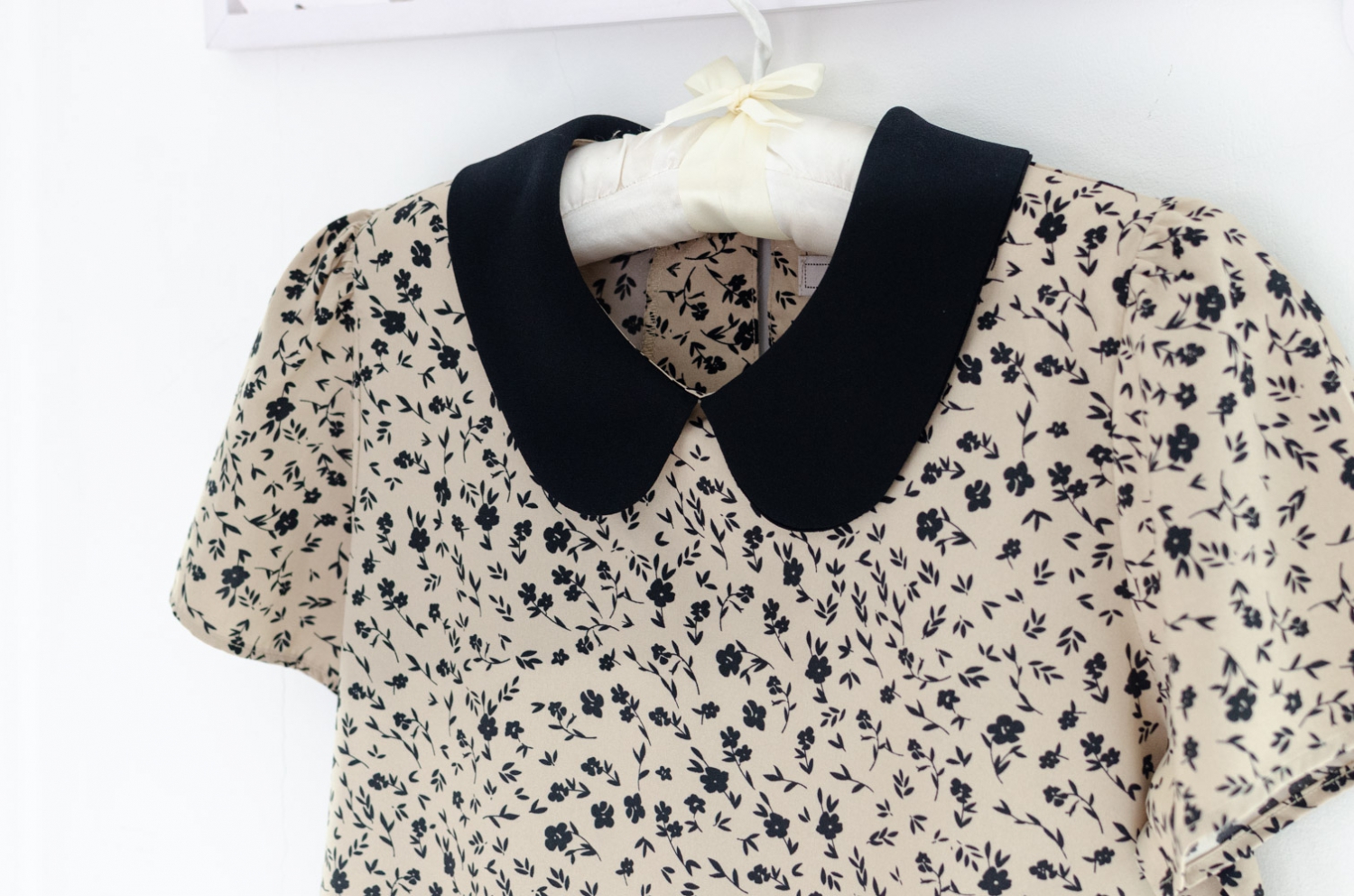 Alternative view of MT0101 Peter Pan Collar Floral Blouse – Latte