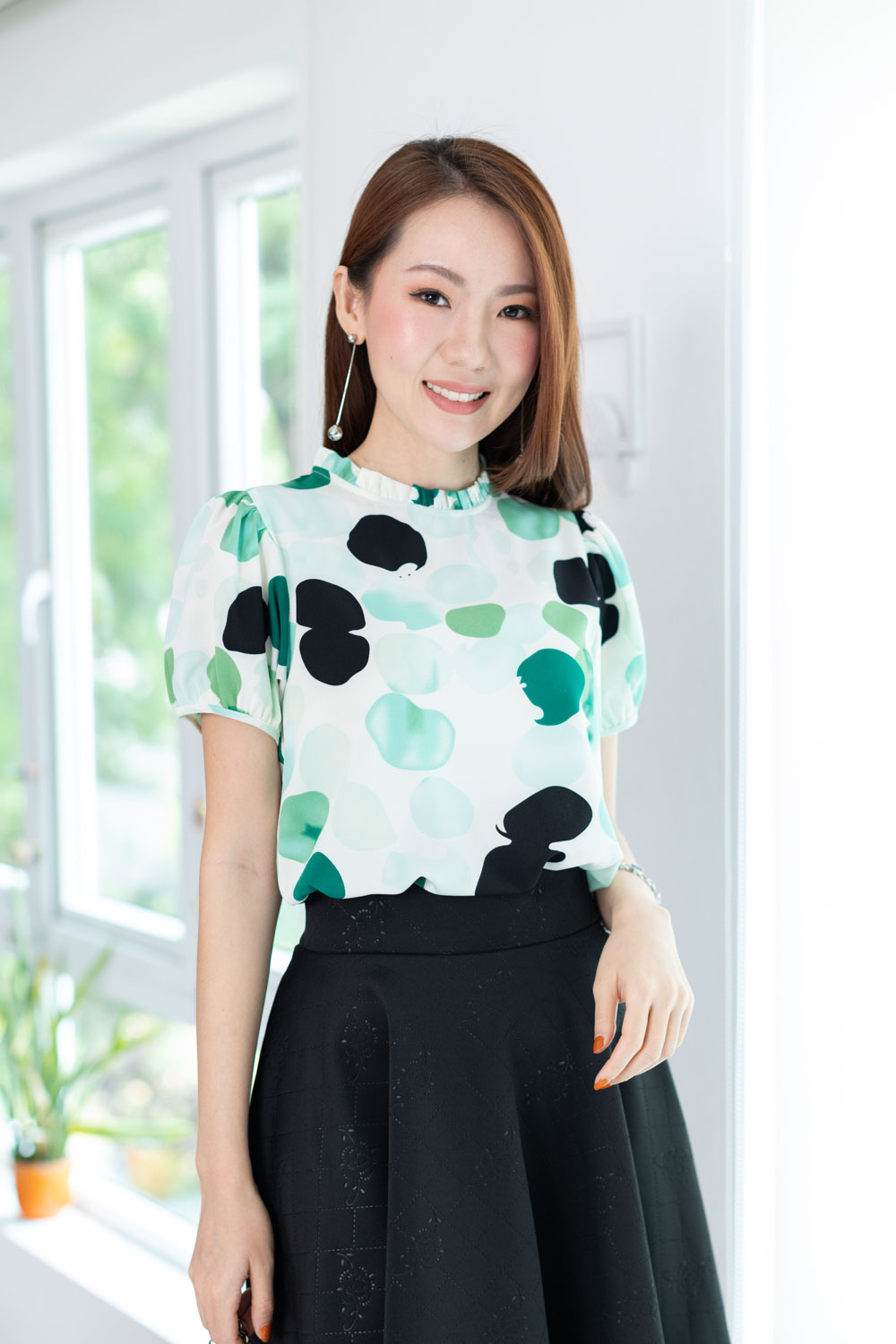 MT2710 Ruff Collar Graphic Blouse – White-Green