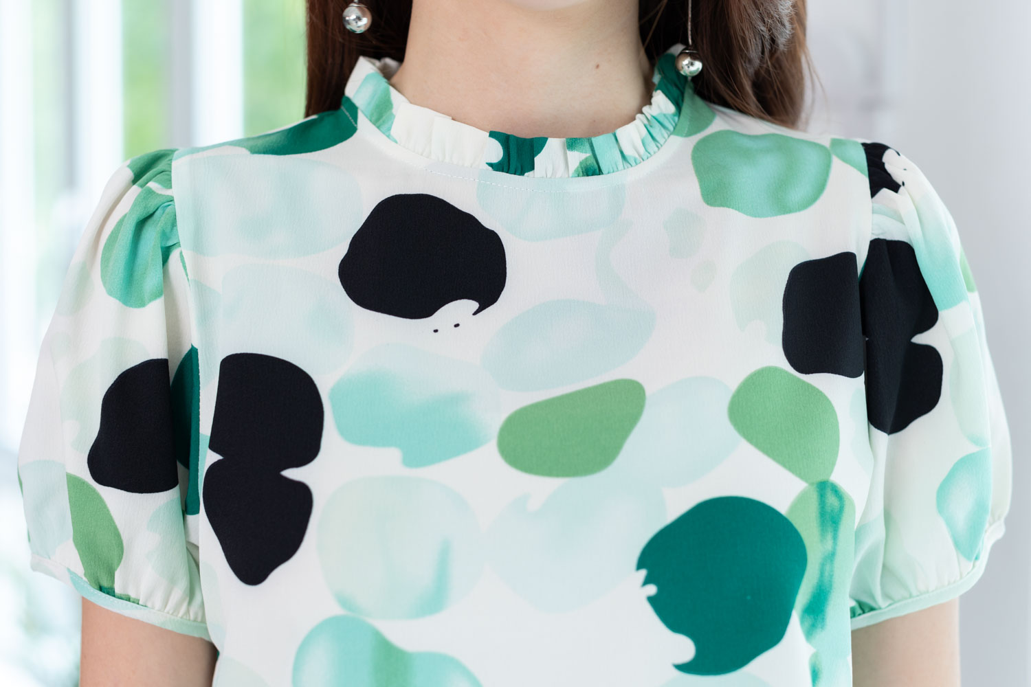Alternative view of MT2710 Ruff Collar Graphic Blouse – White-Green