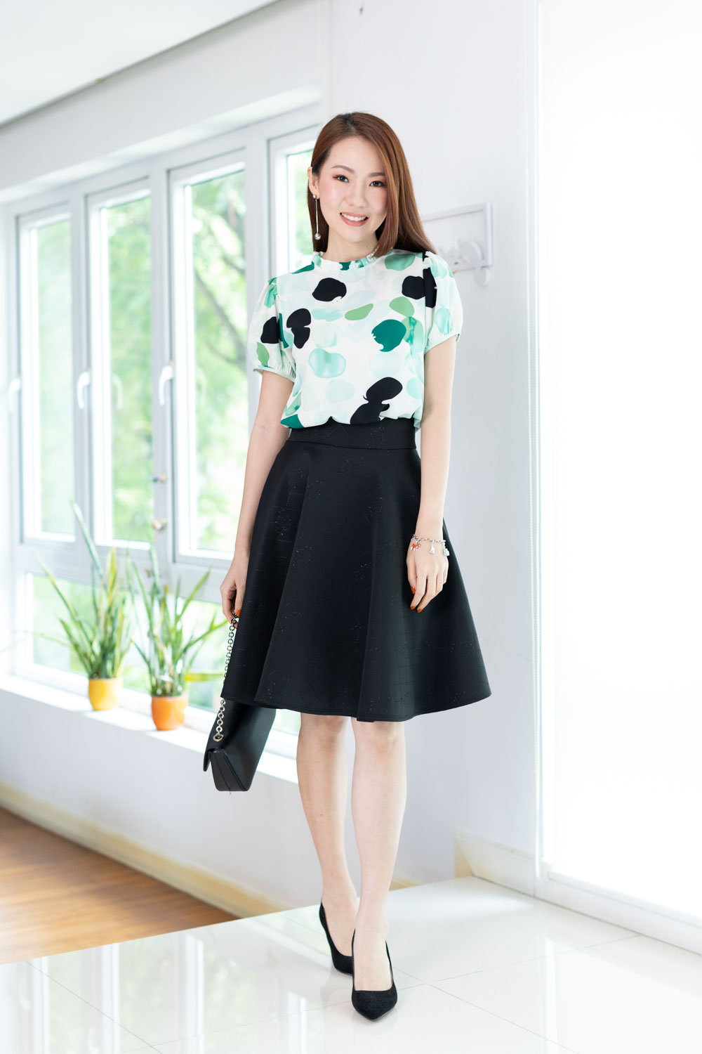 MT2710 Ruff Collar Graphic Blouse – White-Green - Image 3