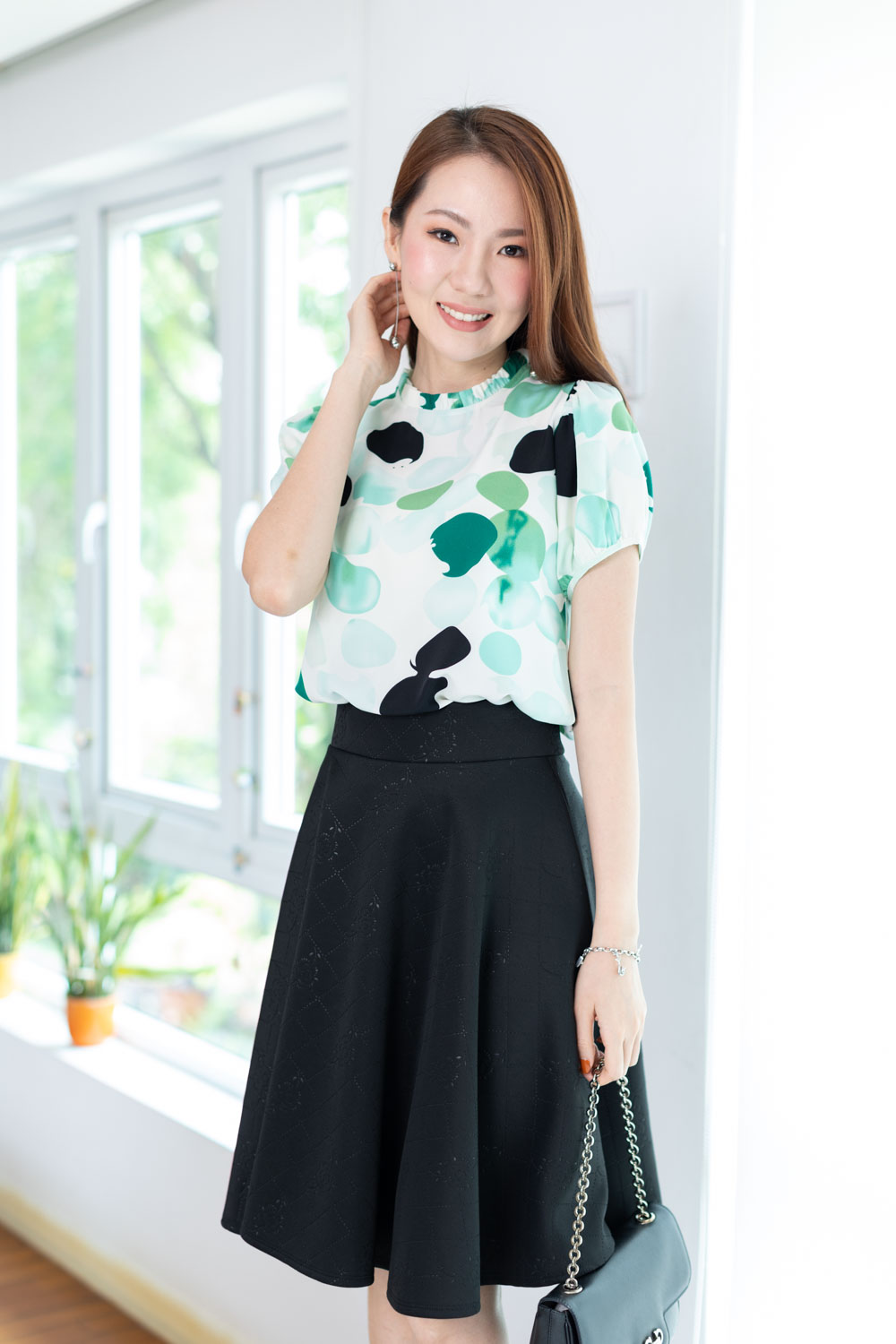 MT2710 Ruff Collar Graphic Blouse – White-Green - Image 6