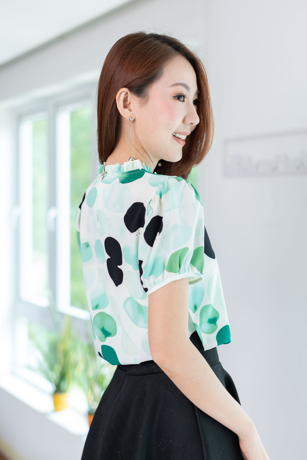 MT2710 Ruff Collar Graphic Blouse – White-Green - Image 9