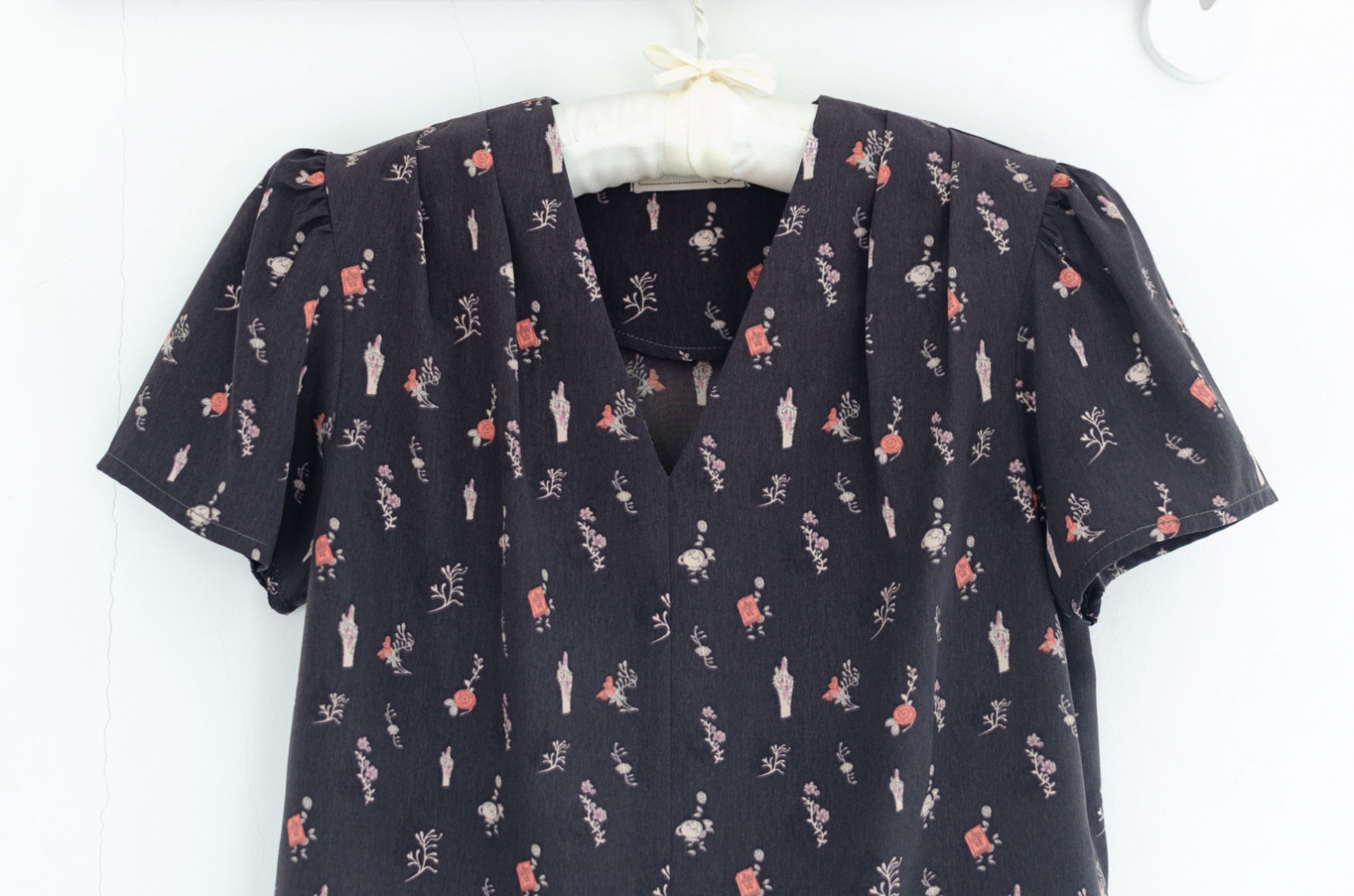 Alternative view of MT0601 V-Collar Flora Blouse – Dark Grey