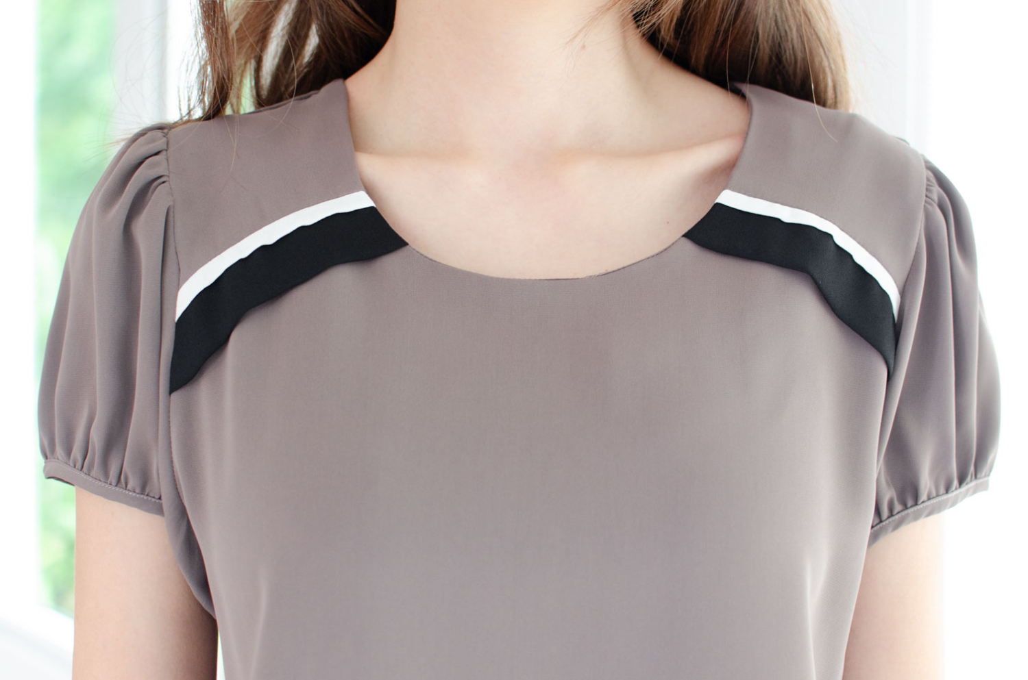 Alternative view of MT4224 Contrast Trim Puff Sleeve Blouse – Taupe Brown