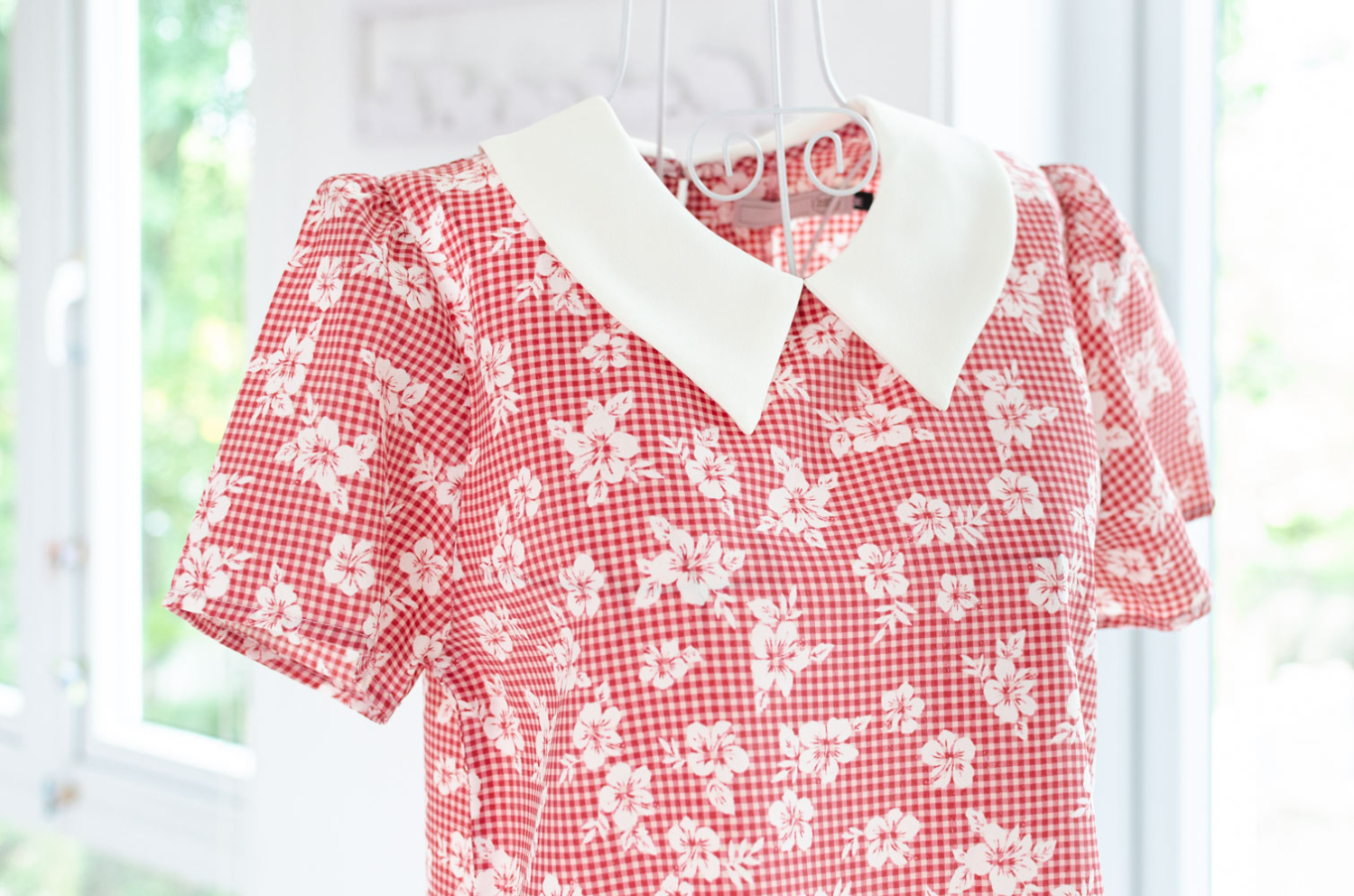 Alternative view of MT1301 Point Collar Hibiscus Blouse – Raspberry Red