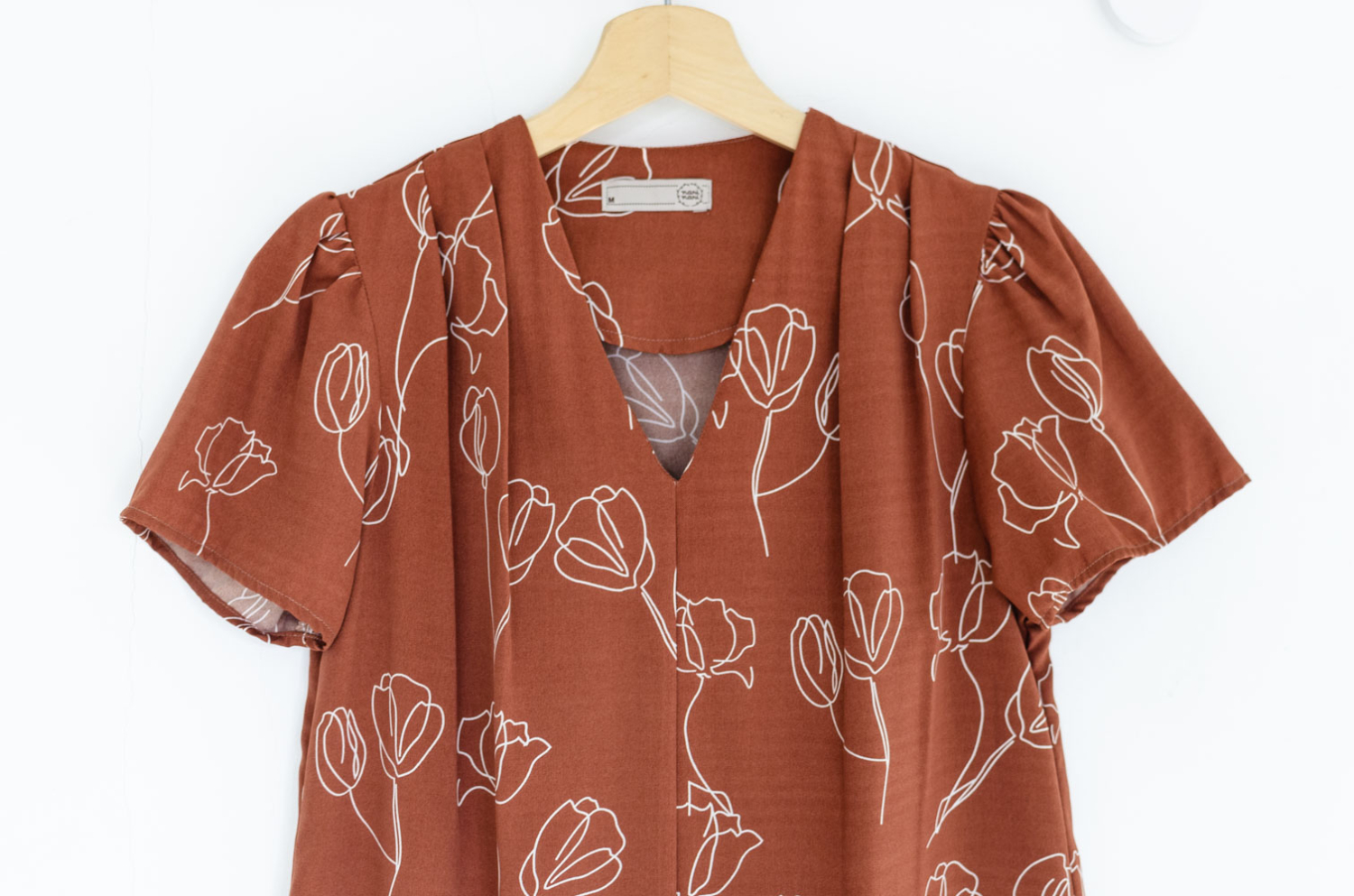 Alternative view of MT0601 V-Collar Drawing Blouse – Thai Tea
