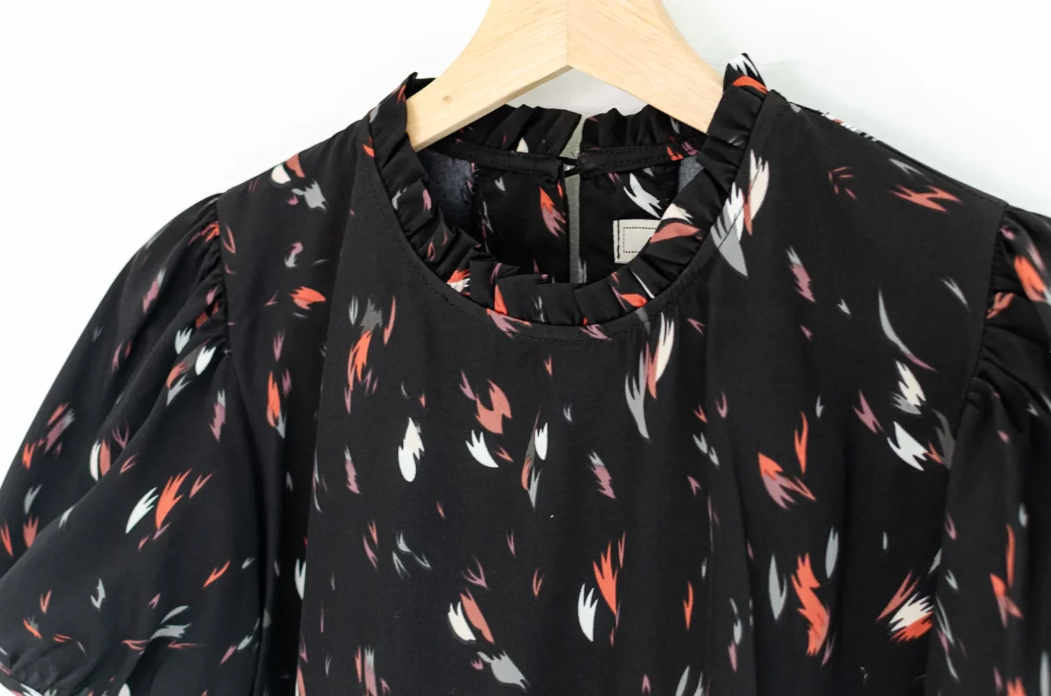 Alternative view of MT2710 Ruff Collar Feather Print Blouse – Black