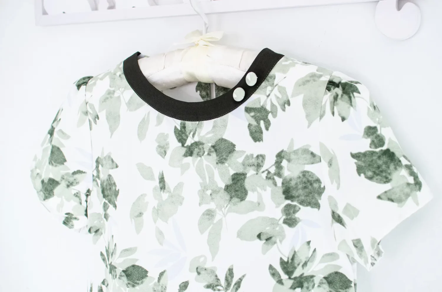 Alternative view of NT2208 Neck Button Leaf Blouse – Green