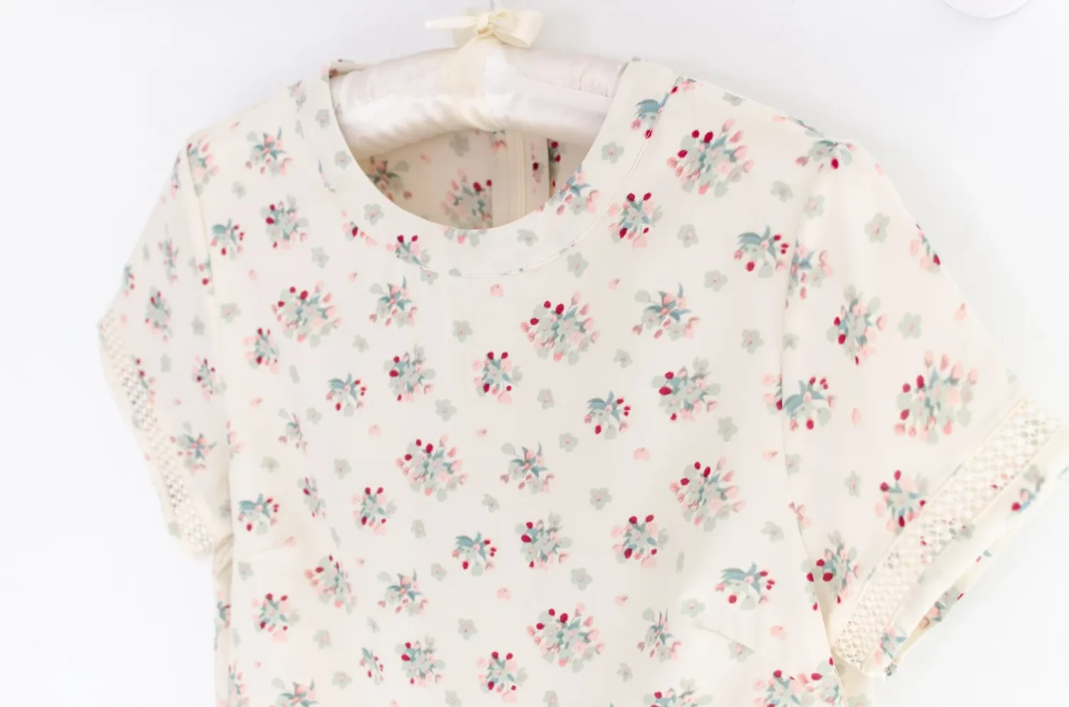 Alternative view of NT821 Lace Line Bouquet Blouse – Vanilla