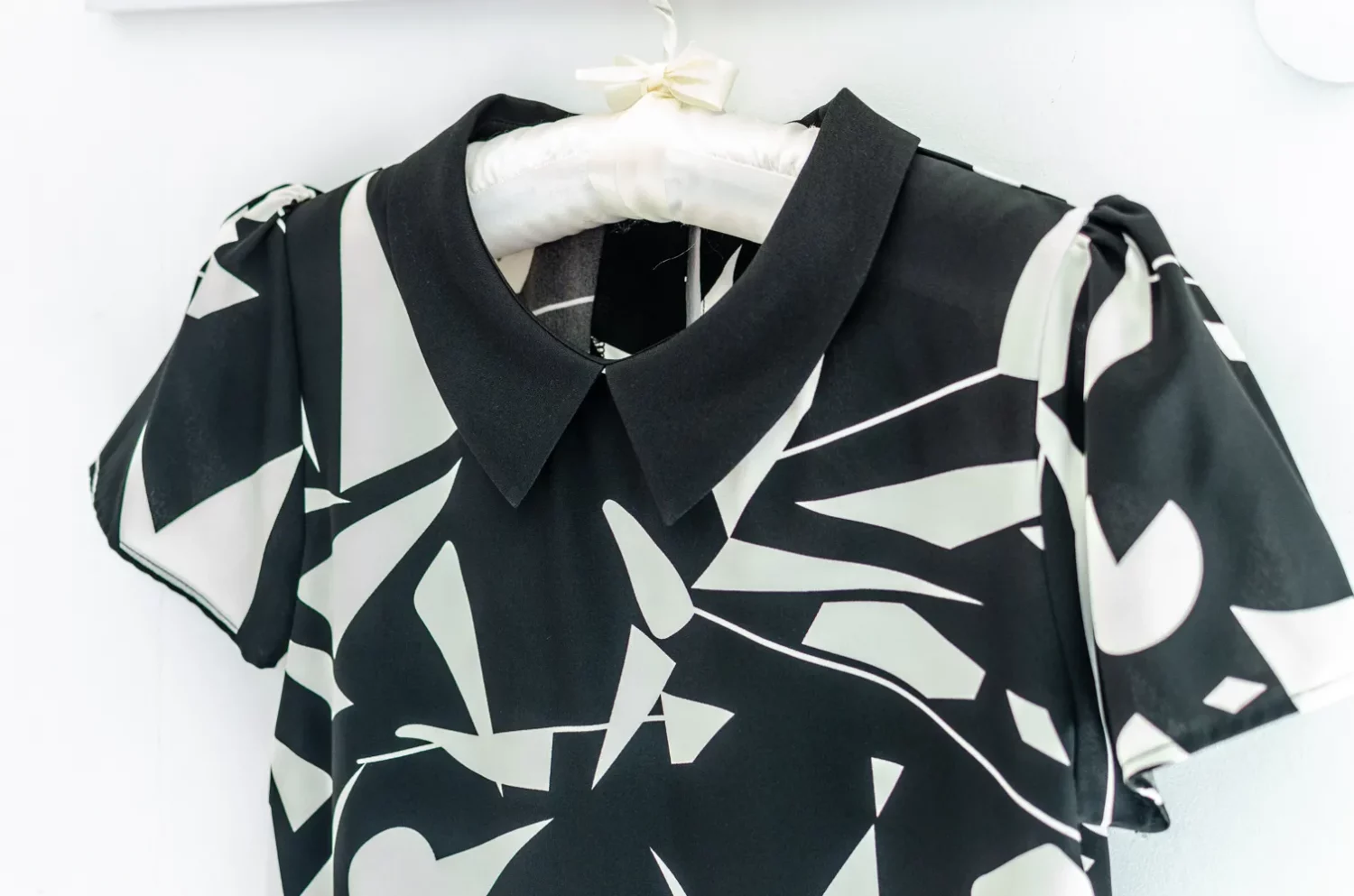 Alternative view of NT2424 Point Collar Graphic Blouse – Black