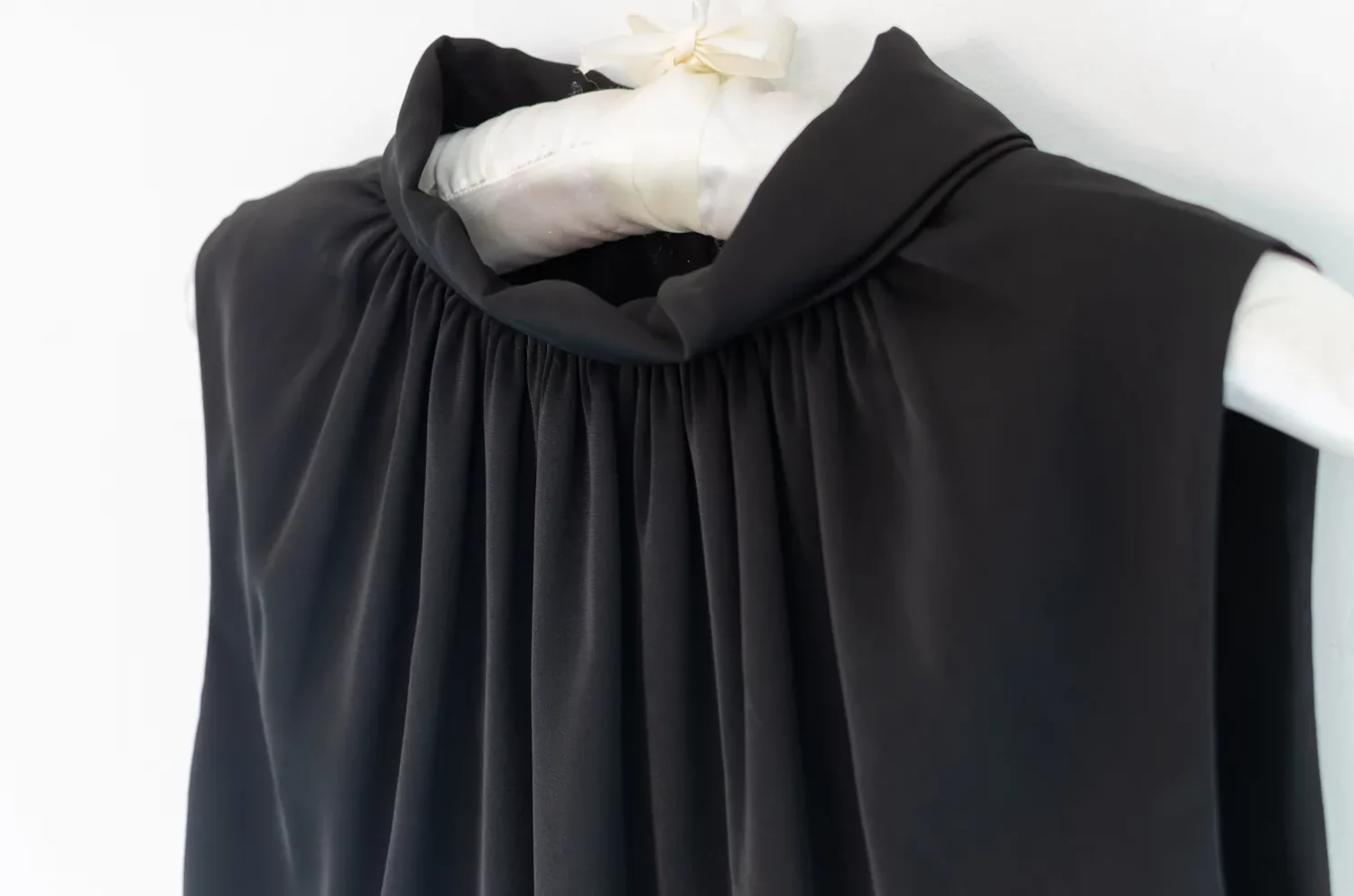Alternative view of NT2442 Folded Collar Sleeveless Top – Classic Black
