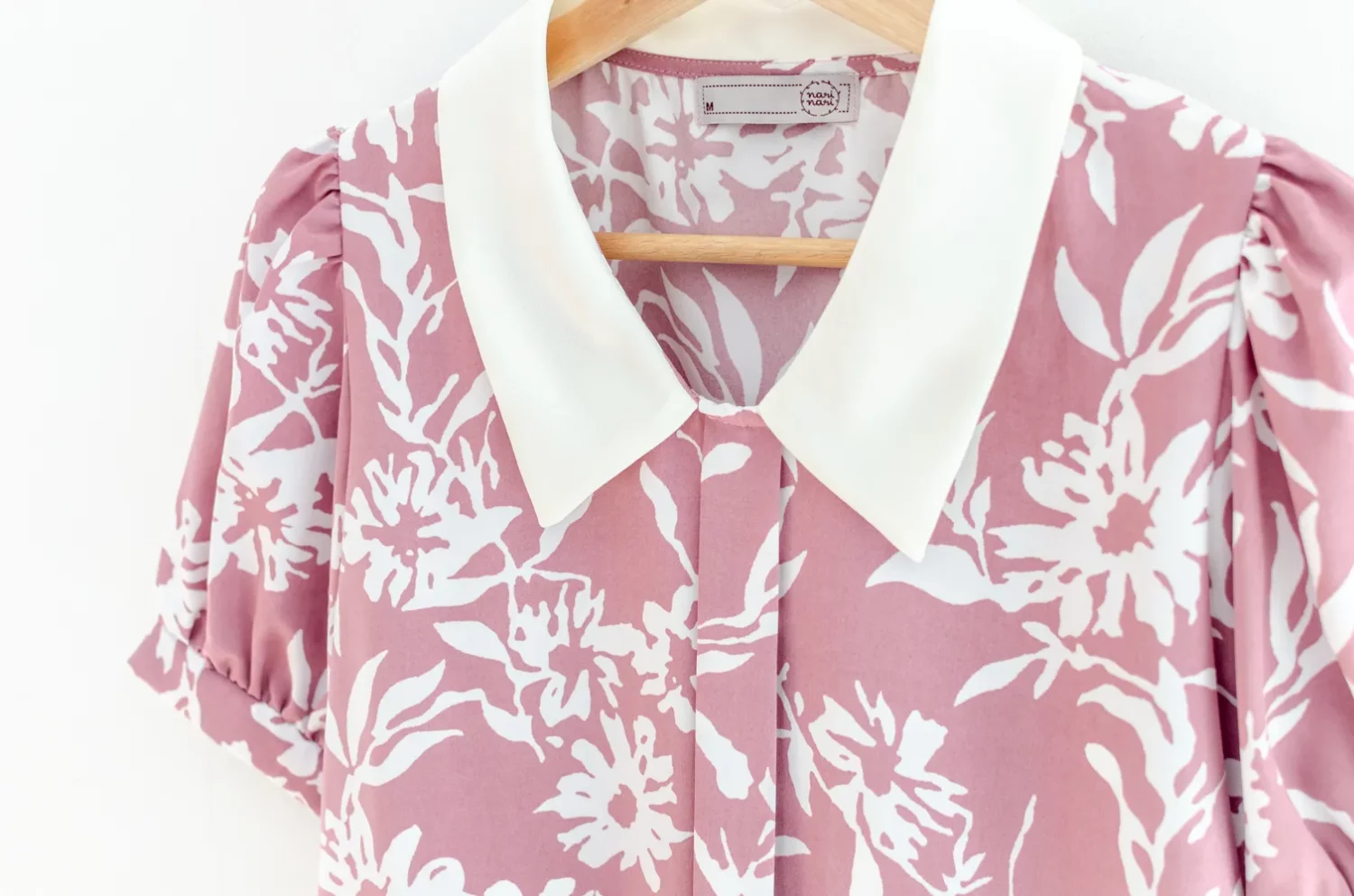 Alternative view of MT2604 Flower Point Collar Placket Blouse – Pink-White