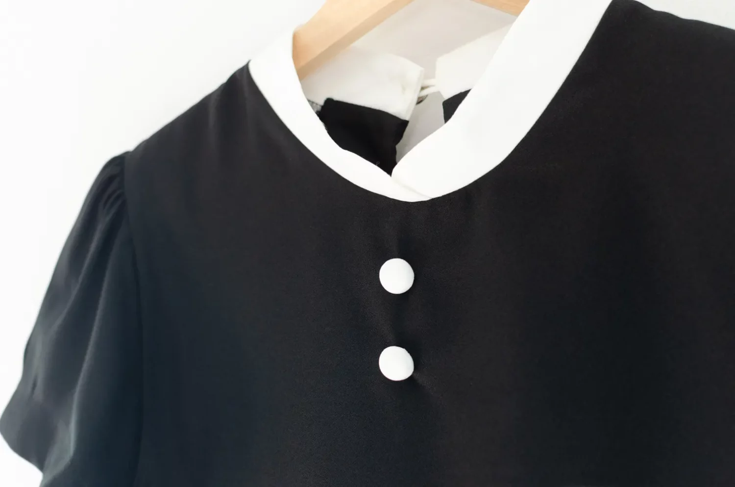 Alternative view of MT3906 Overlap Collar Double Button Blouse – BW