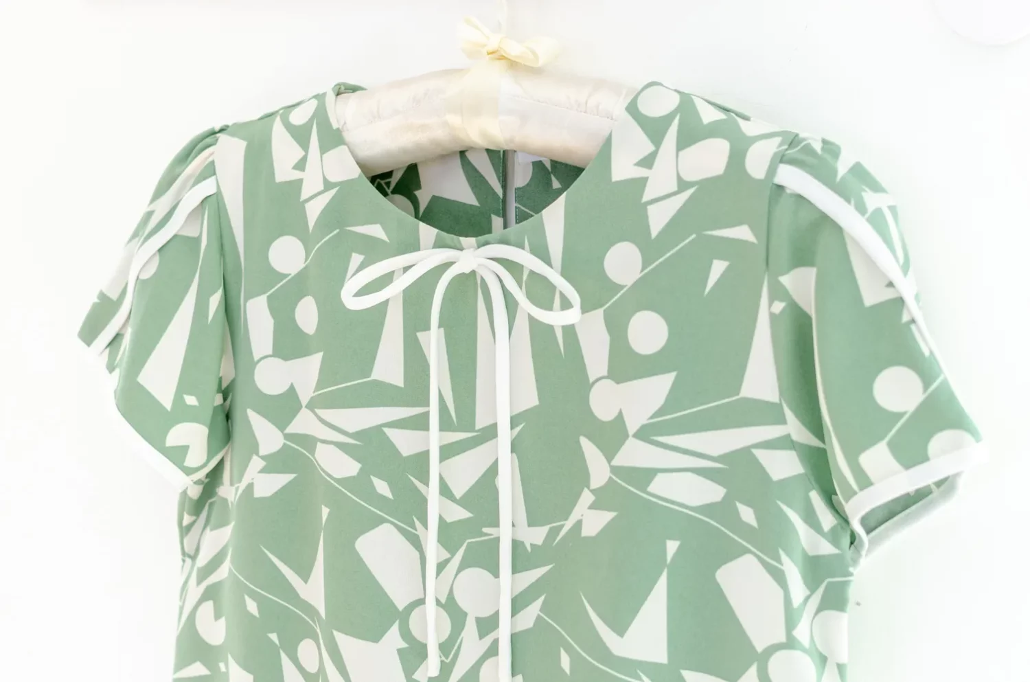 Alternative view of NT2333 Bow Petal Sleeve Graphic Blouse – Green