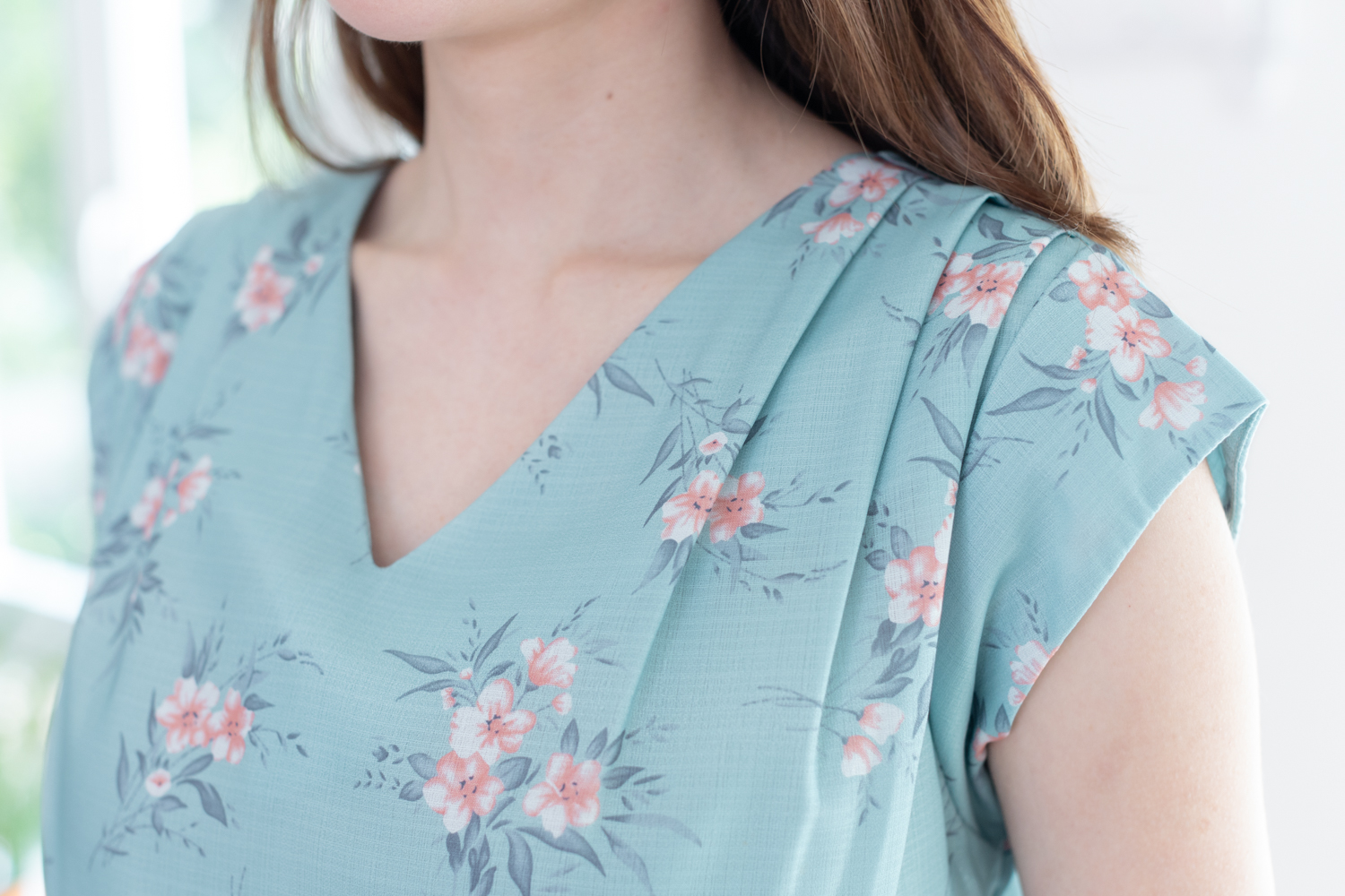 Alternative view of MT3100 Classic Sleeveless Floral Blouse – Blue