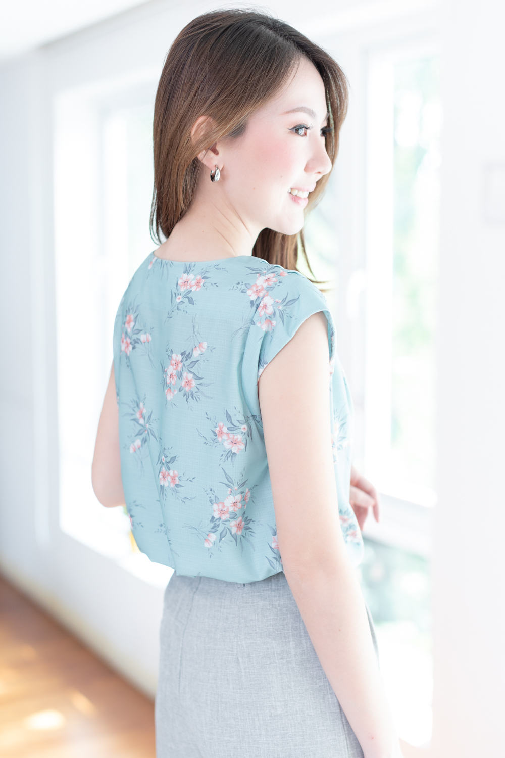 MT3100 Classic Sleeveless Floral Blouse – Blue - Image 7