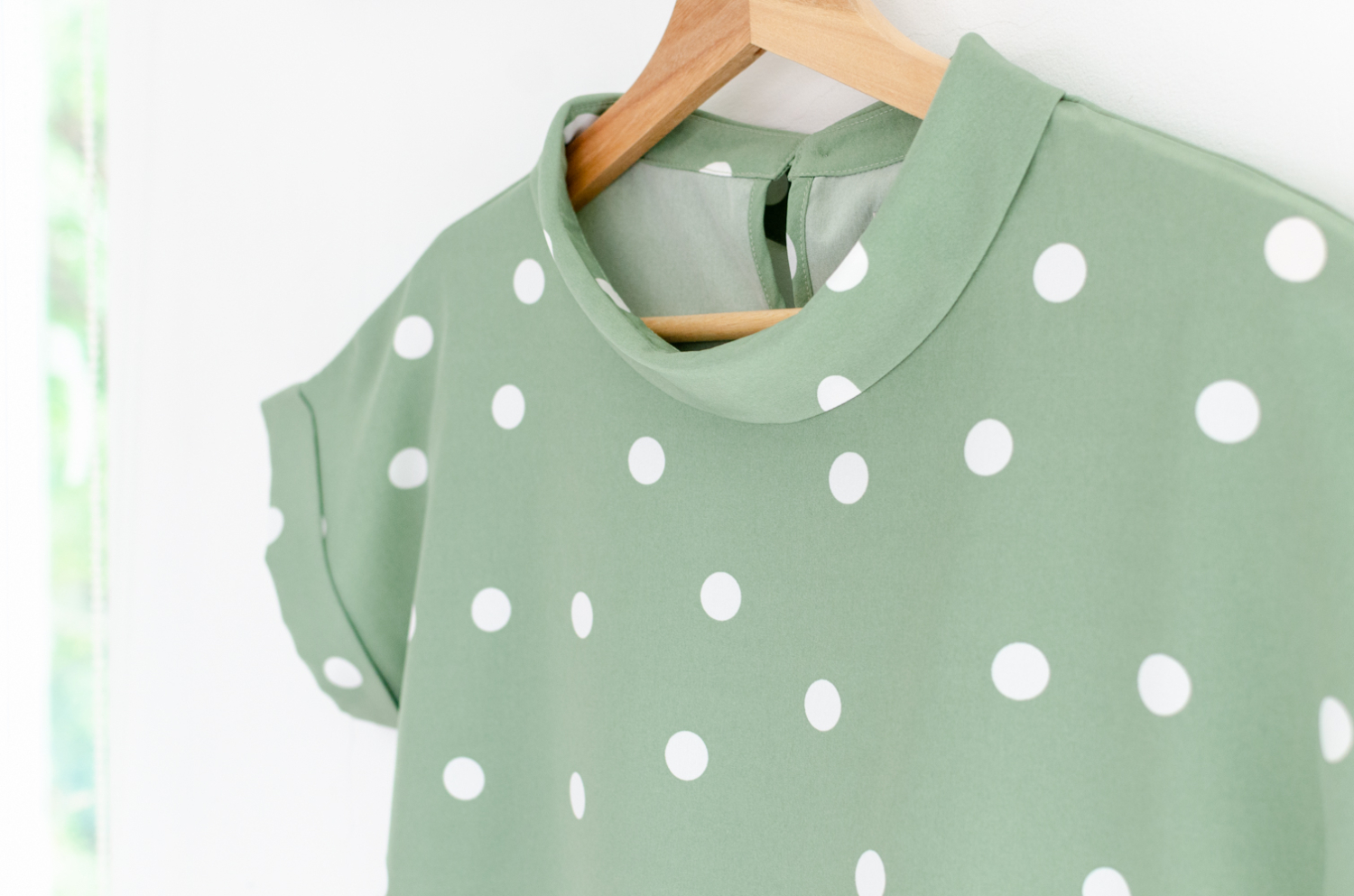 Alternative view of MT2514 Folded Collar Dot Blouse – Green