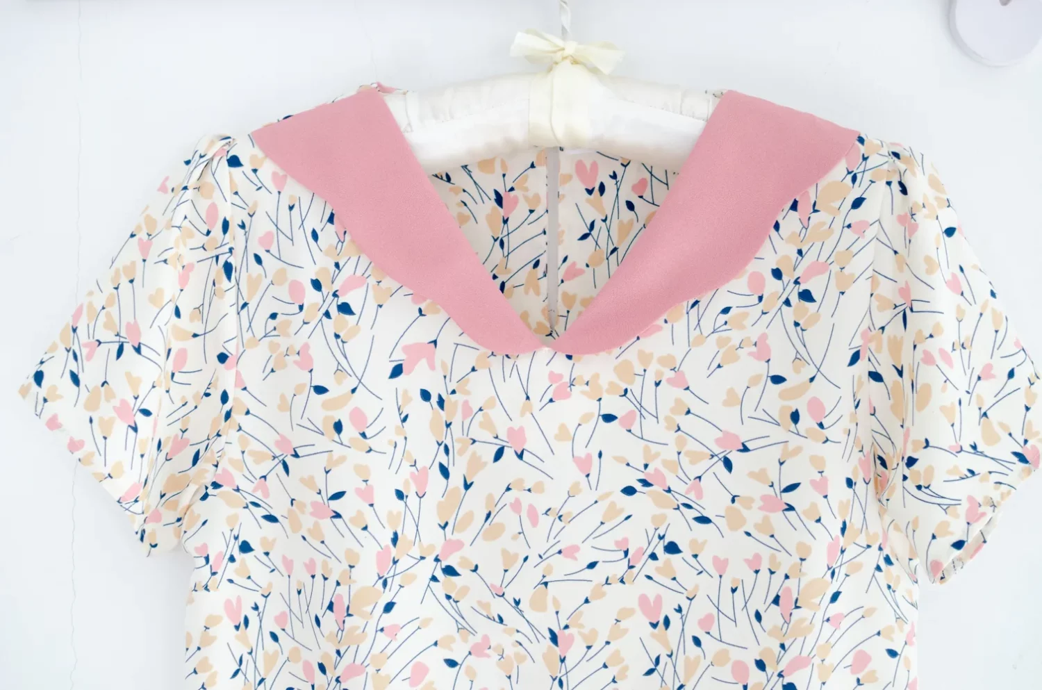 Alternative view of NT1708 Scallop Collar Flower Blouse – Cream-Pink