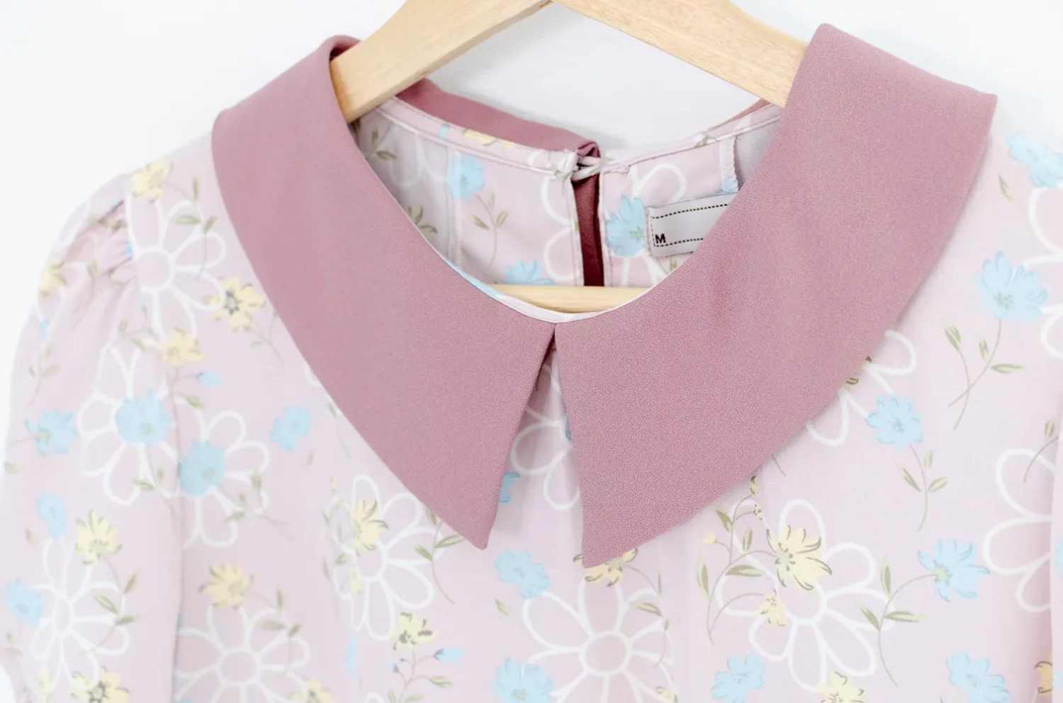 Alternative view of MT1301 Point Collar Sweetie Floral Blouse – Pink