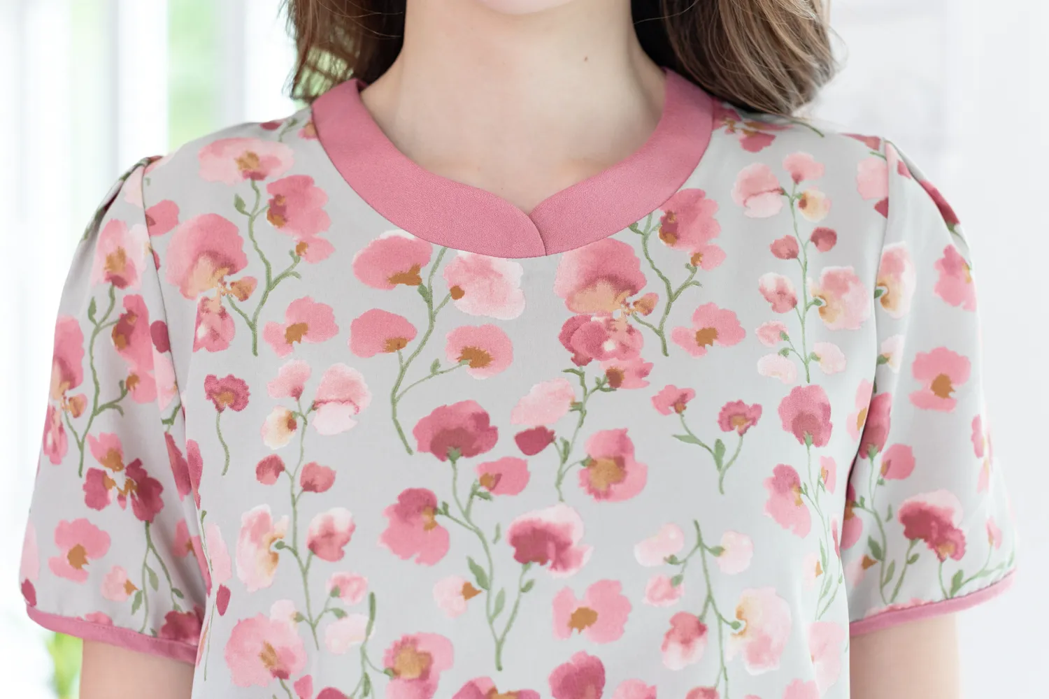 Alternative view of MT3721 Overlap Collar Flora Blouse – Grey-Pink