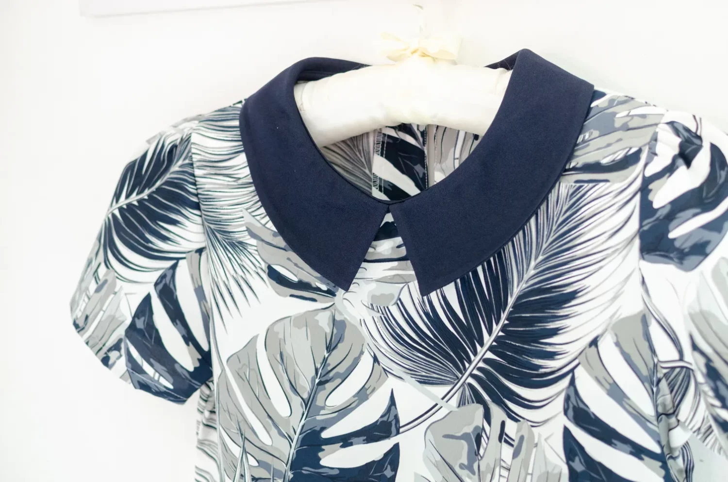 Alternative view of NT2424 Point Collar Leaf Print Blouse – White-Navy