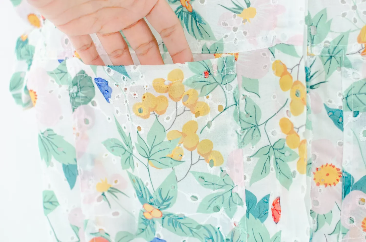 NT2476 Summer Berry Broderie Crop Shirt – White - Image 11