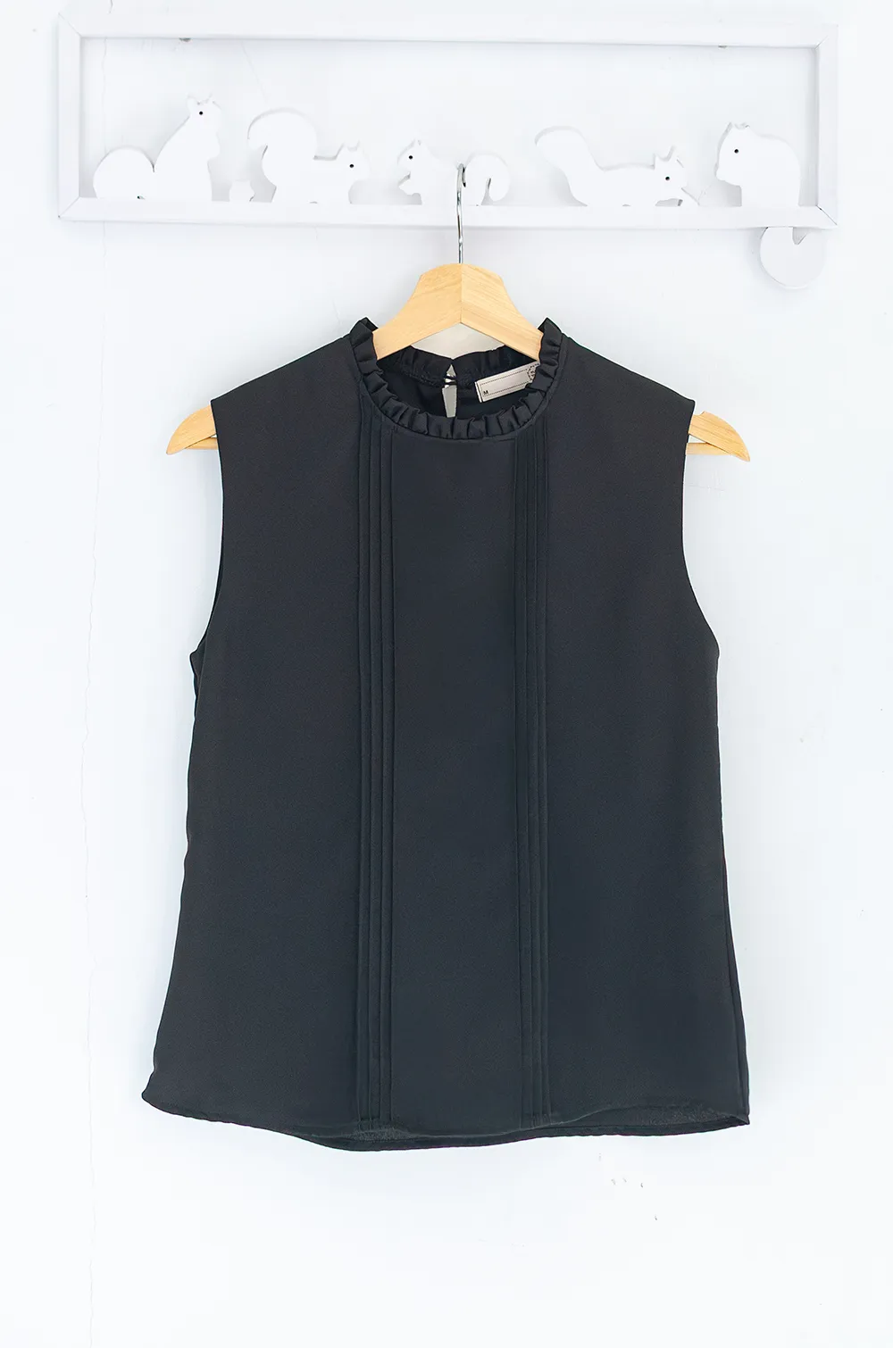 Alternative view of MT5700 Ruff Collar Pintuck Sleeveless Blouse – Black