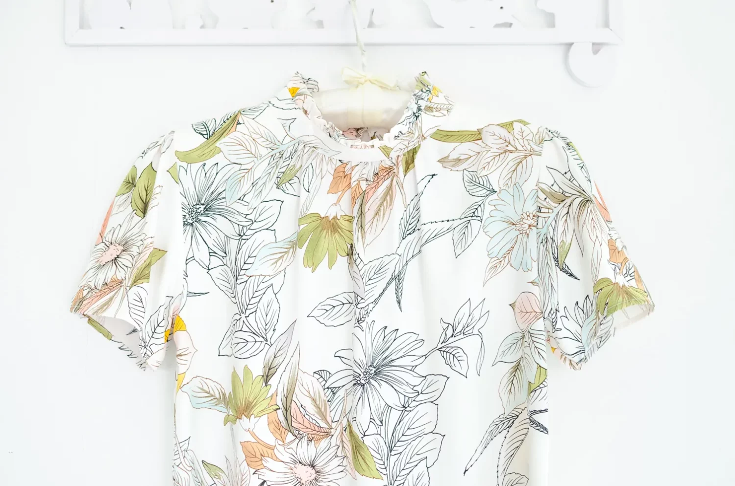 Alternative view of NT2461 Ruff Collar Flower Blouse – White