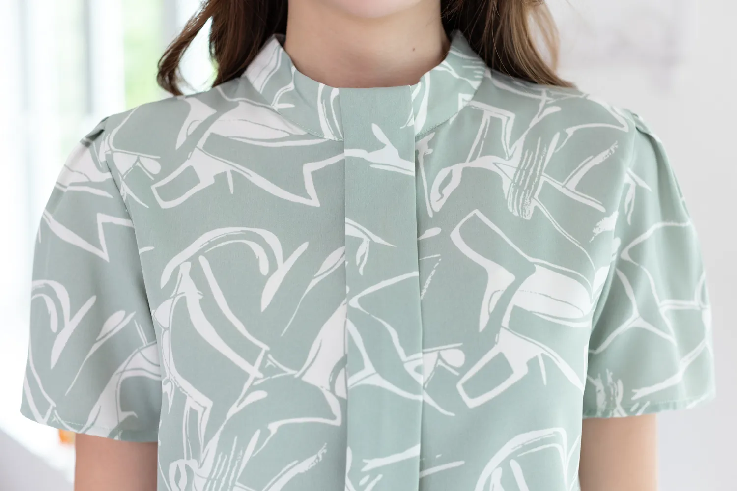 Alternative view of MT5239 Graphic Band Collar Placket Blouse – Green