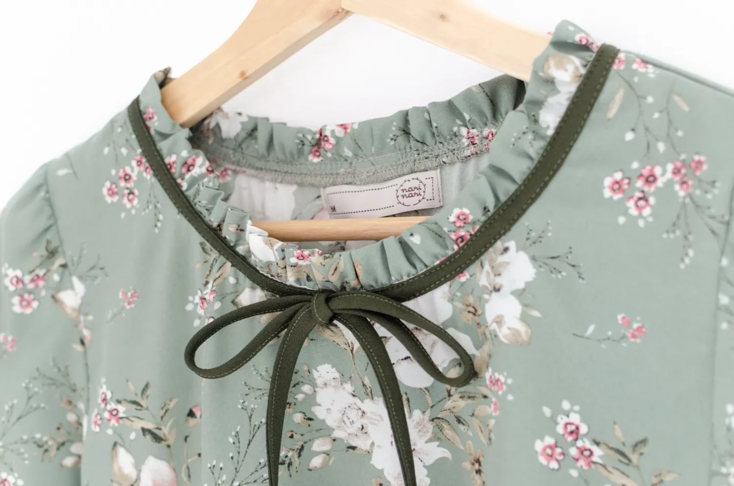 Alternative view of MT4834 Ruff Collar Floral Blouse – Faded Green