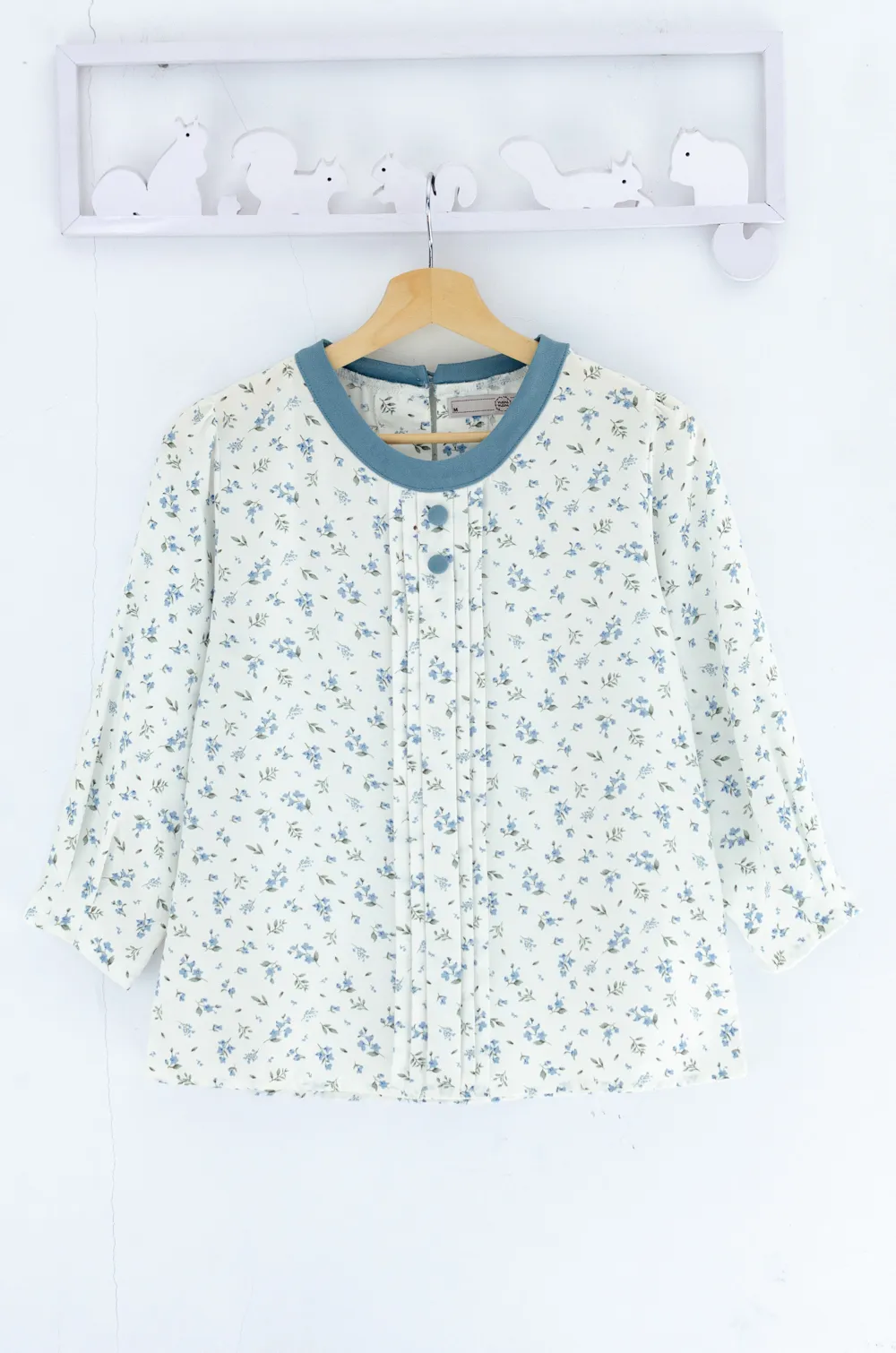 Alternative view of MT5842 Azure Blossom Front Tuck Blouse – White