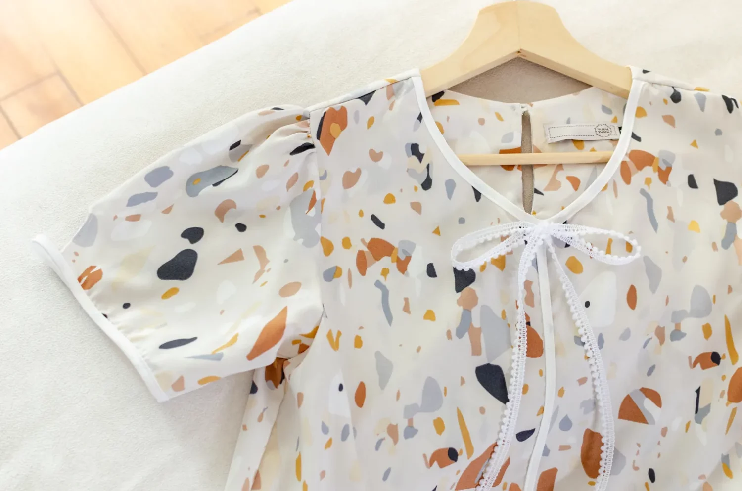 Alternative view of MT1509 White Hem Terrazzo Blouse – Cream