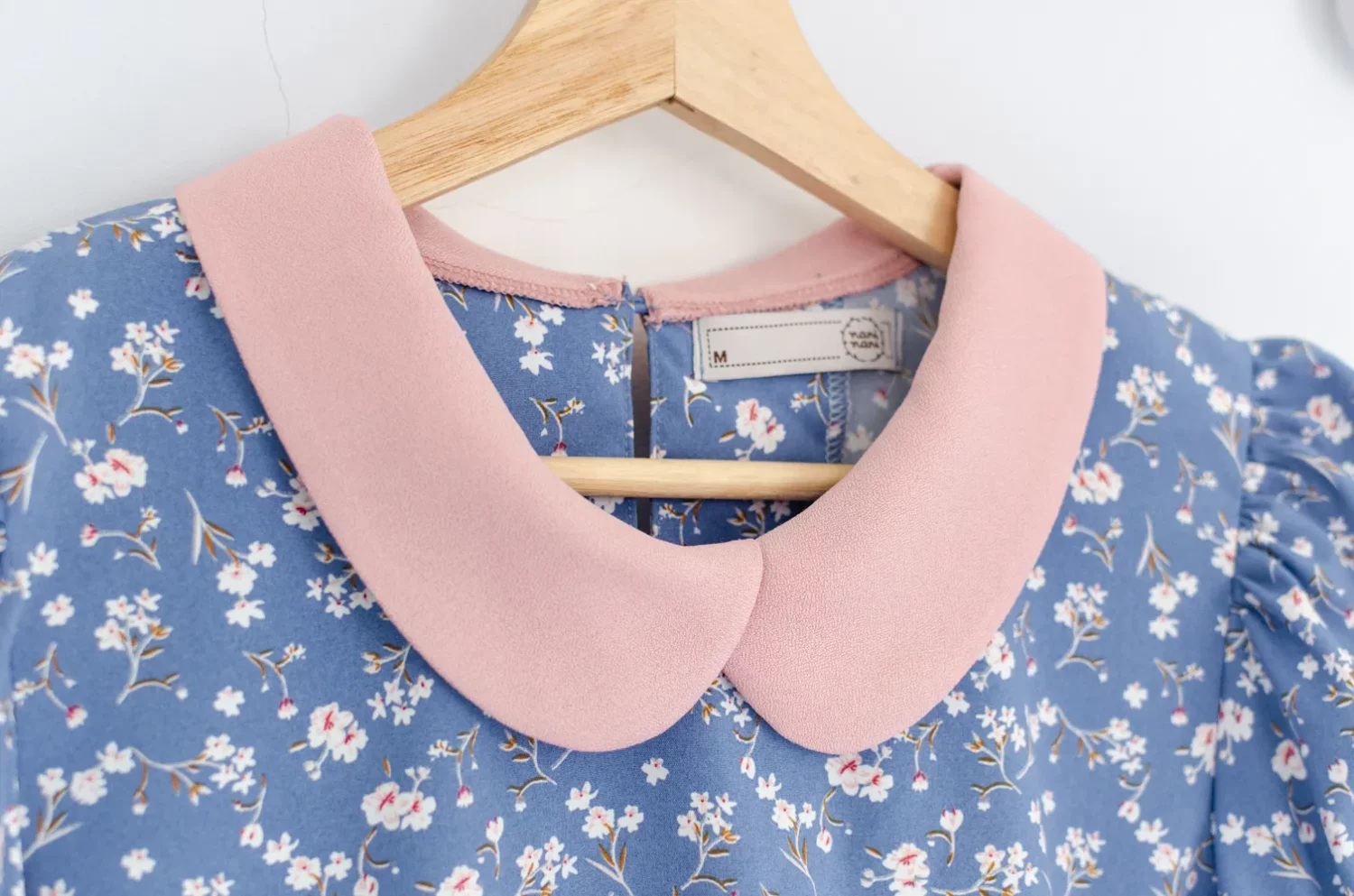 Alternative view of MT5040 Overlap Collar Floral Blouse – Blue-Faded Pink