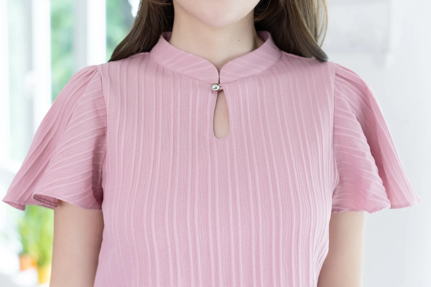 MT5941 Front Keyhole Butterfly Sleeve Blouse – Textured Pink - Image 3