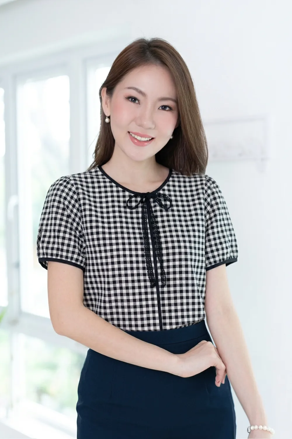 MT1556 Gingham Crinkled Bow Blouse – Black