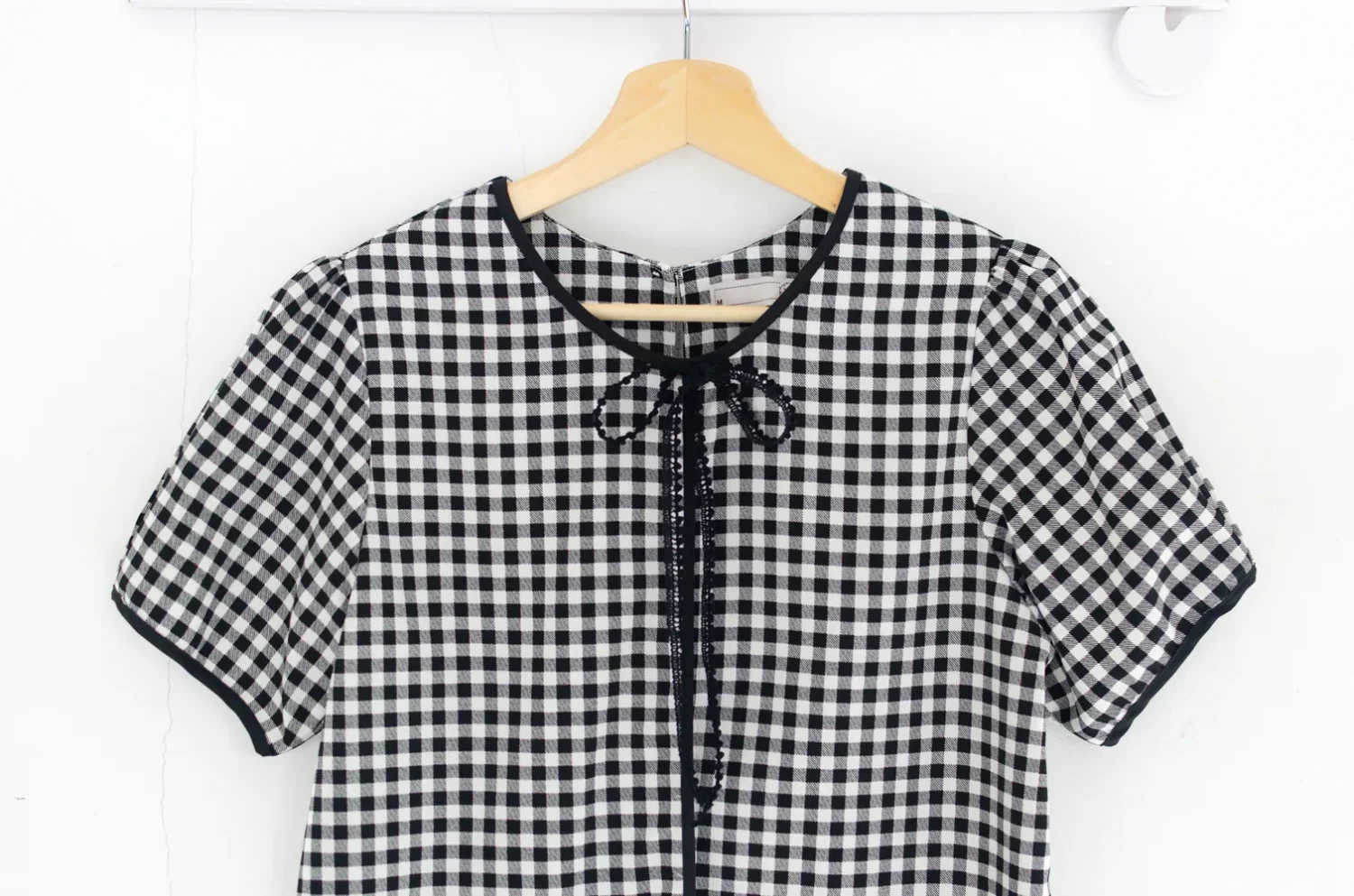 Alternative view of MT1556 Gingham Crinkled Bow Blouse – Black