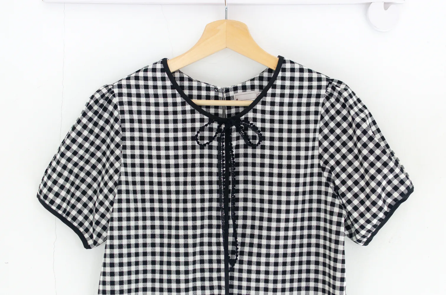 MT1556 Gingham Crinkled Bow Blouse – Black - Image 2