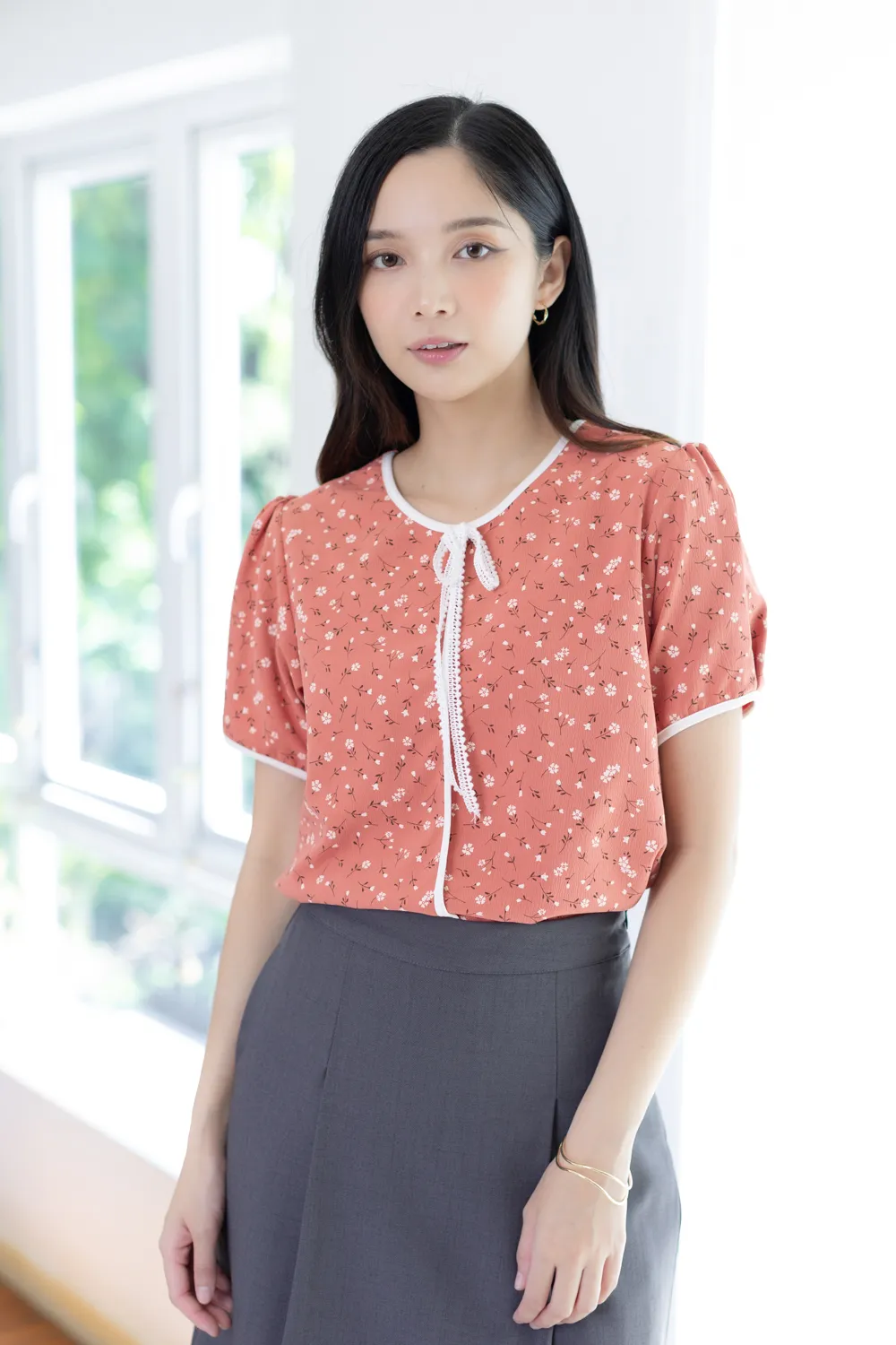 MT1556 Tiny Floral Crinkled Bow Blouse – Brick