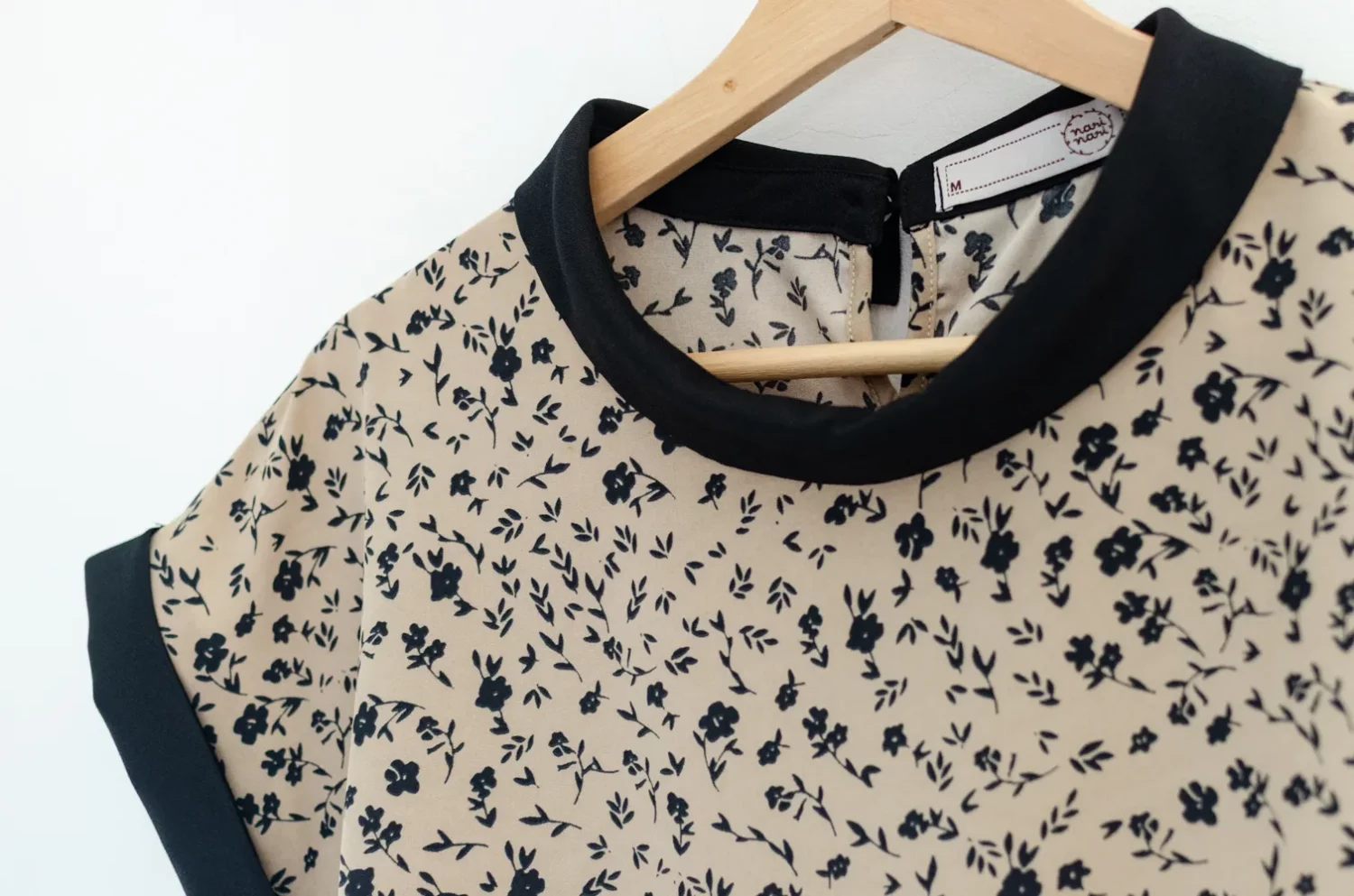 Alternative view of MT2514 Contrast Collar Floral Blouse – Latte-Black