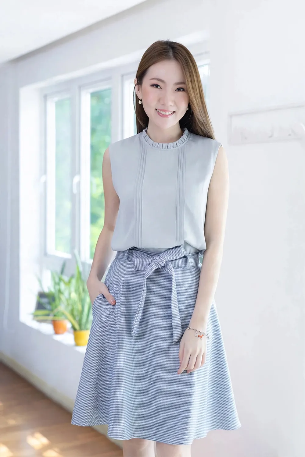 MT5700 Ruff Collar Pintuck Sleeveless Blouse – Light Grey