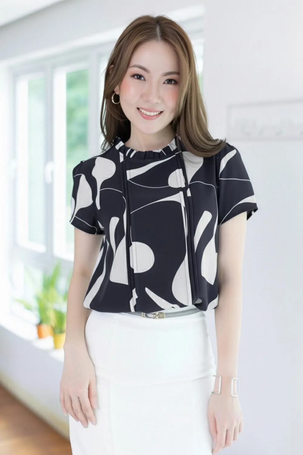 MT0401 Ruff Collar Pintuck Graphic Blouse – Black