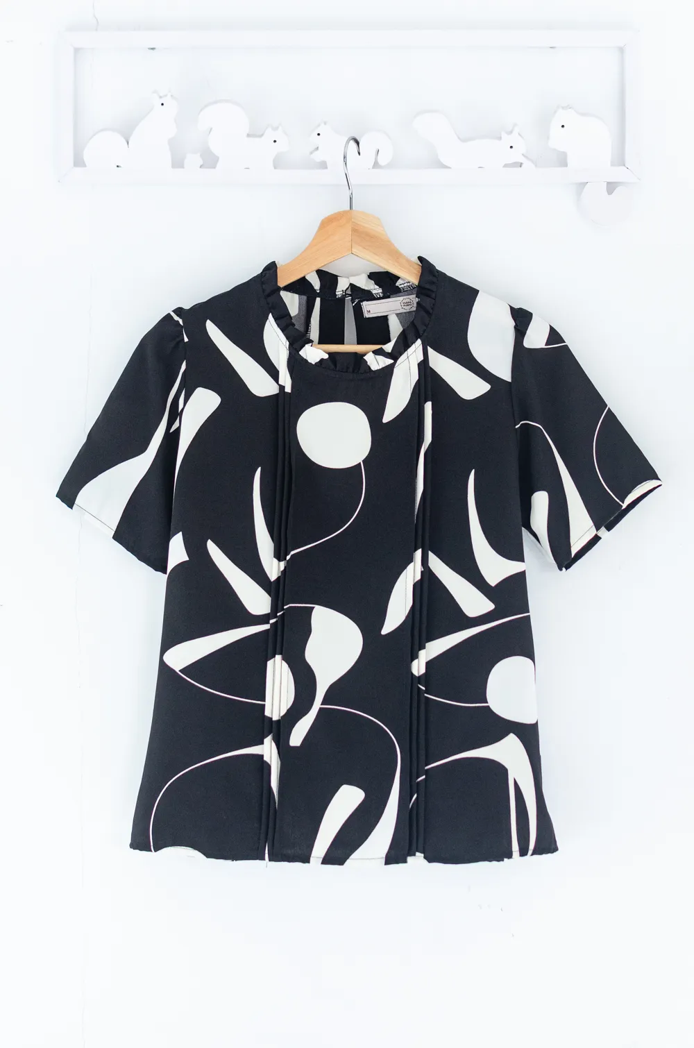 Alternative view of MT0401 Ruff Collar Pintuck Graphic Blouse – Black