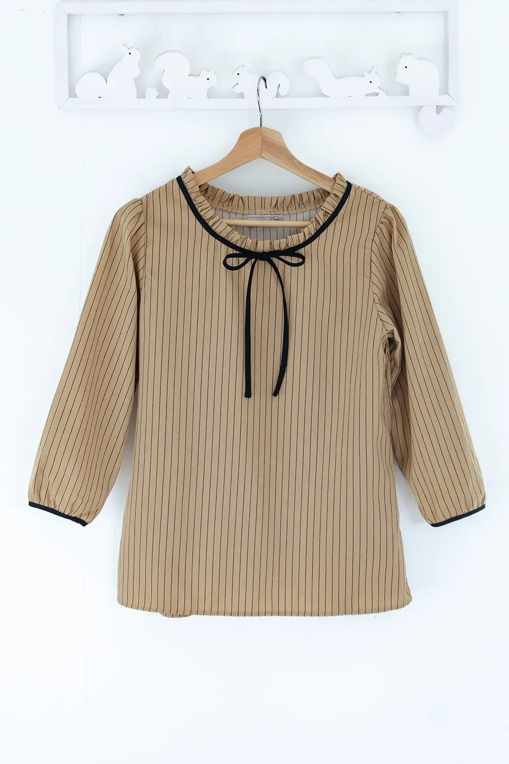 Alternative view of MT4834 Ruff Collar Stripe Blouse – Latte