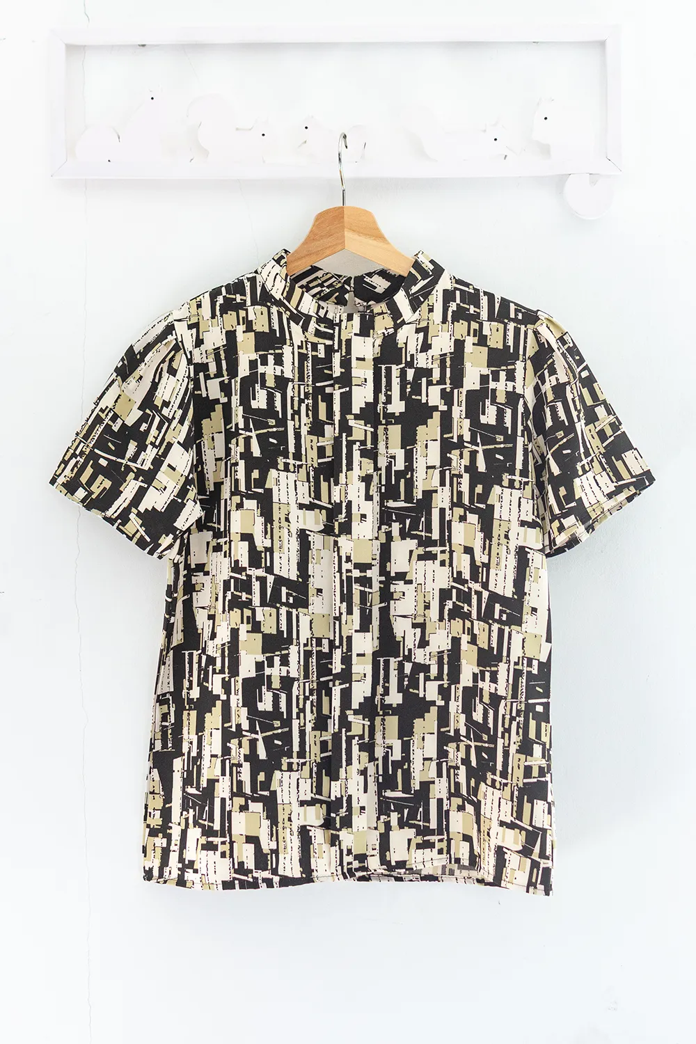 Alternative view of MT5239 Graphic Band Collar Placket Blouse – Black-Brown