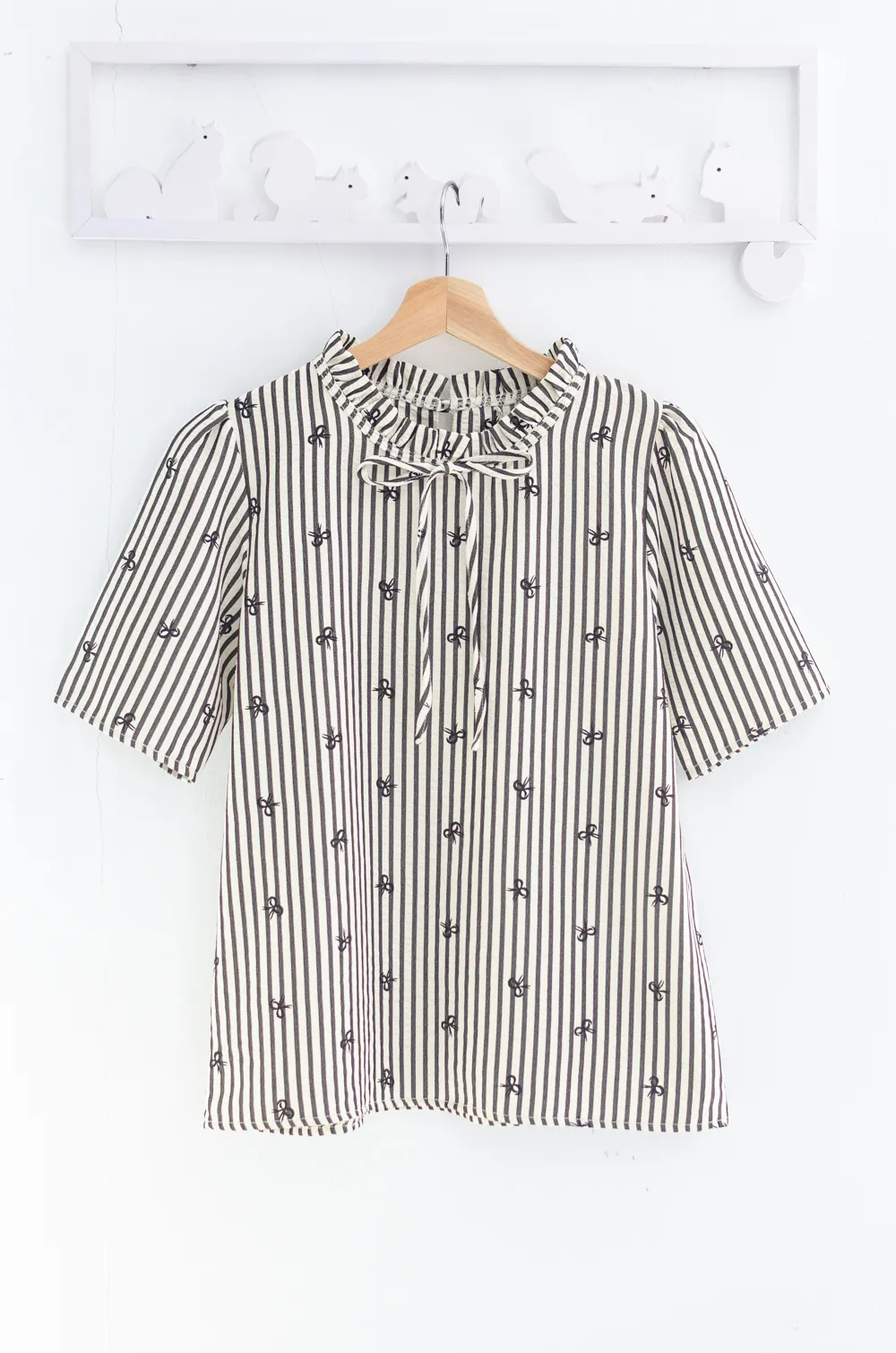 Alternative view of MT6752 Ruff Bow Collar Striped Blouse – Vanilla