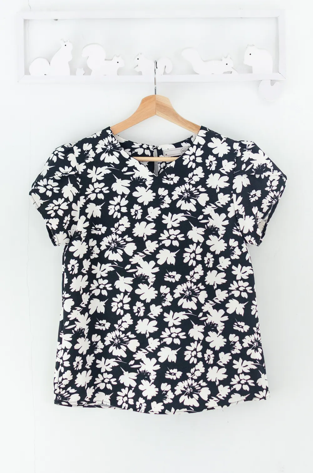 Alternative view of MT0202 Flower Petal Sleeve Blouse – Black