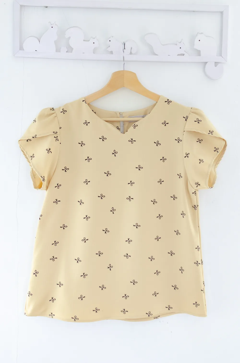 Alternative view of MT0202 Bow Print Petal Sleeve Blouse – Vanilla Latte